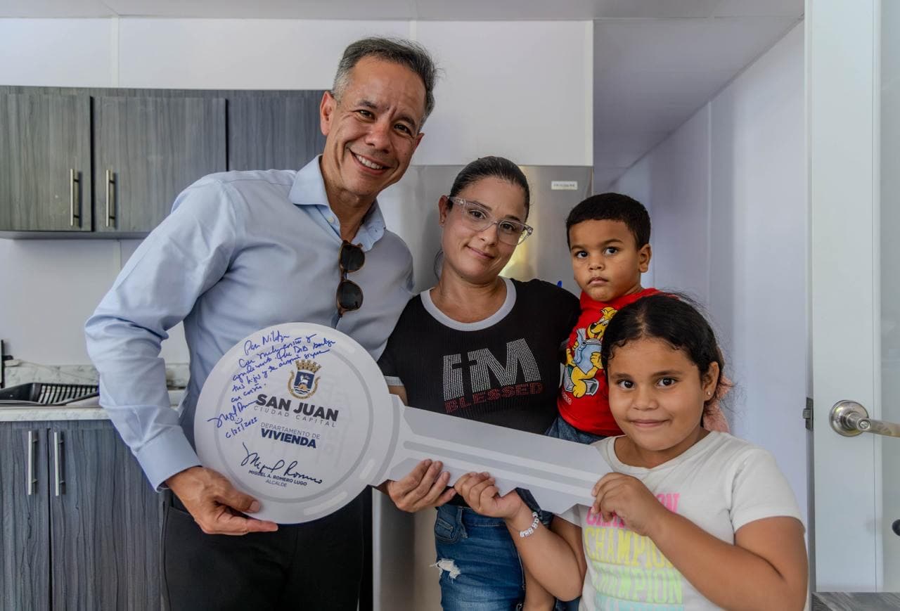 Alcalde Miguel Romero entrega tres residencias rehabilitadas