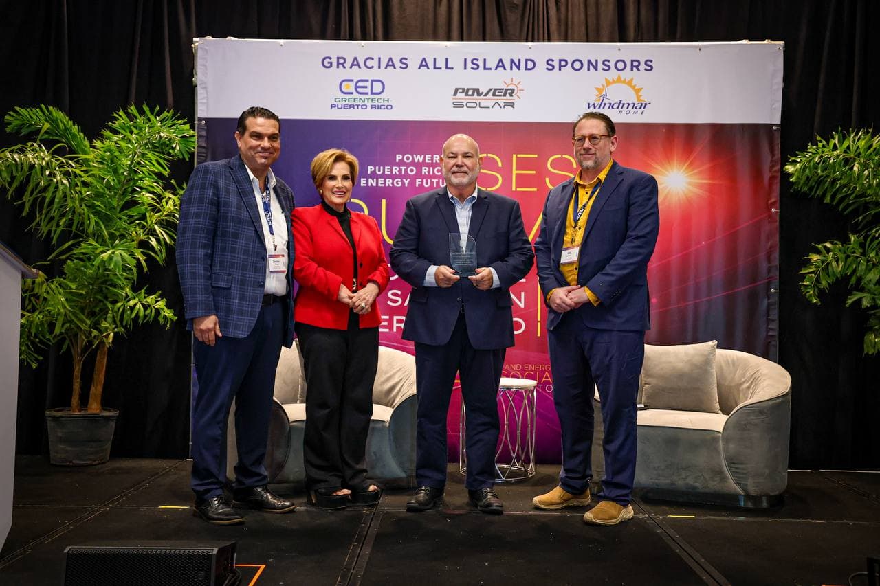 Industria Solar entrega premio por excelencia a ‘Johnny’ Méndez