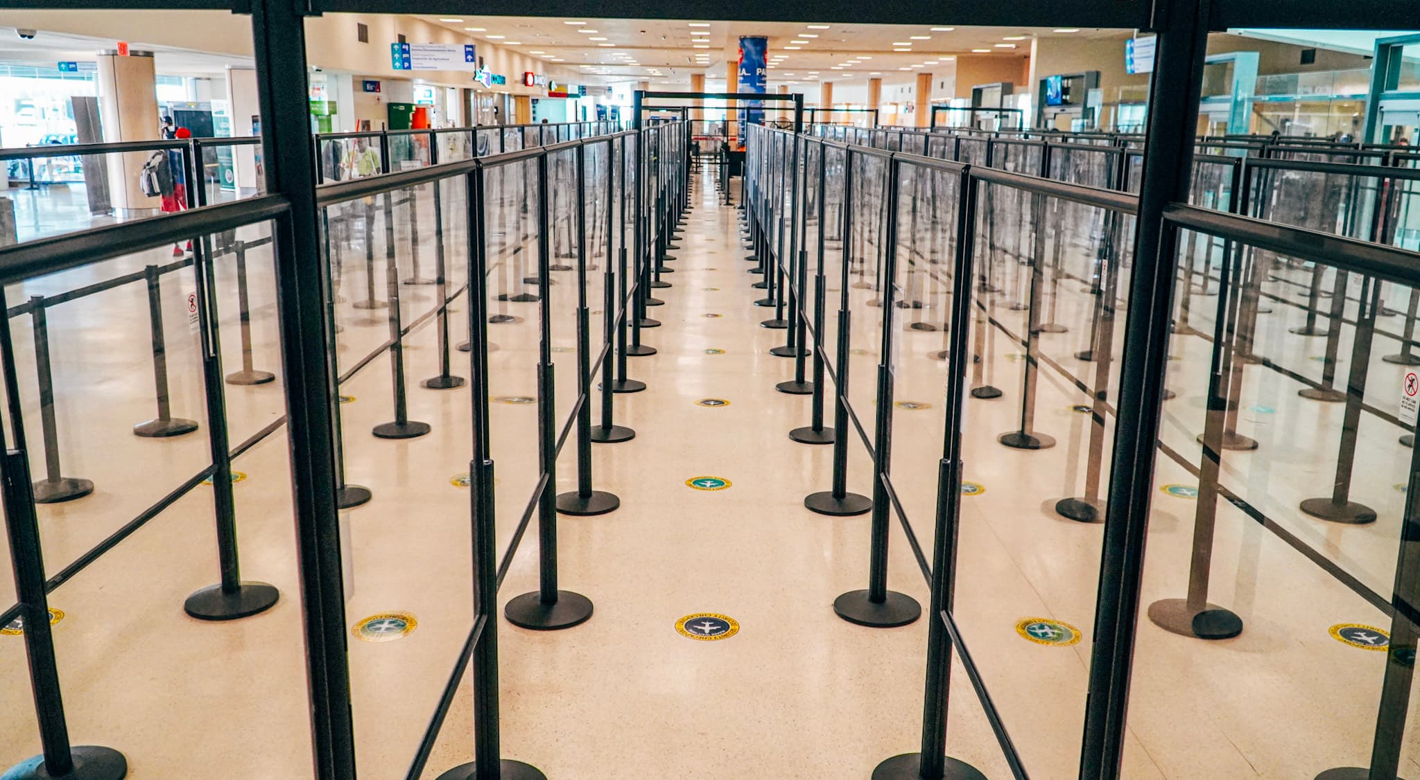 Aerostar pide a pasajeros llegar con 4 horas de anticipación al aeropuerto por largas filas en seguridad