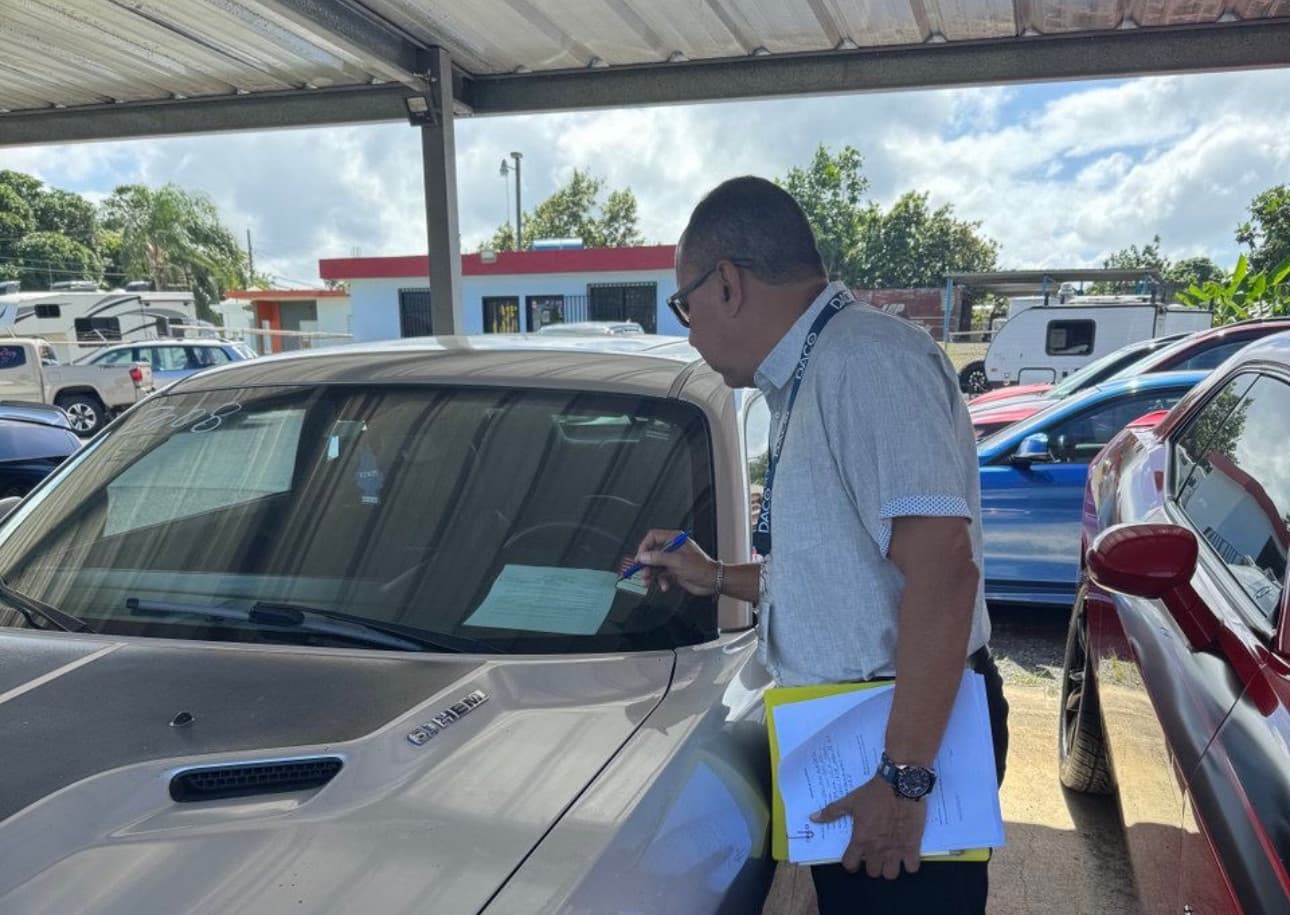 DACO emite cerca de 500 multas tras operativo a concesionarios de autos