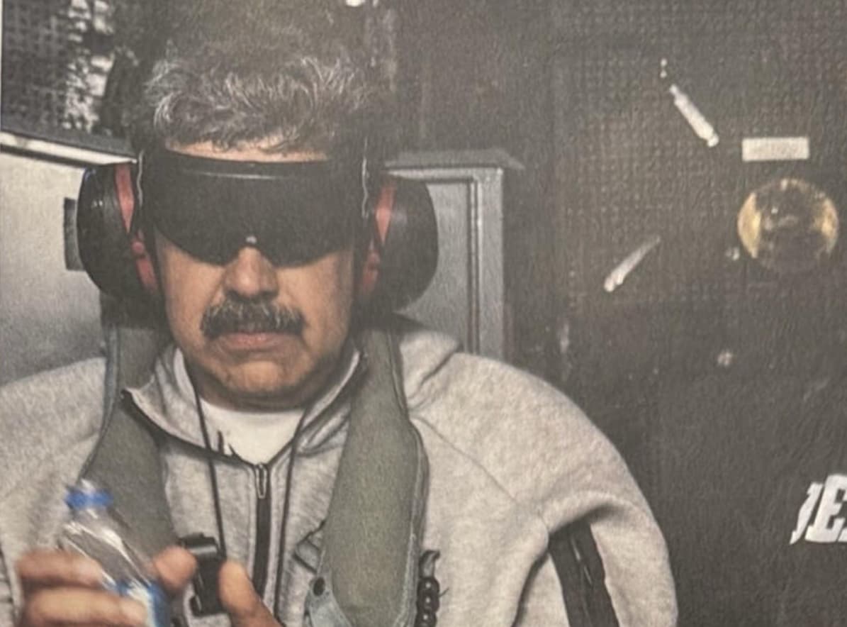 Trump publica una foto de Maduro esposado y con los ojos tapados a bordo de buque de EE.UU.