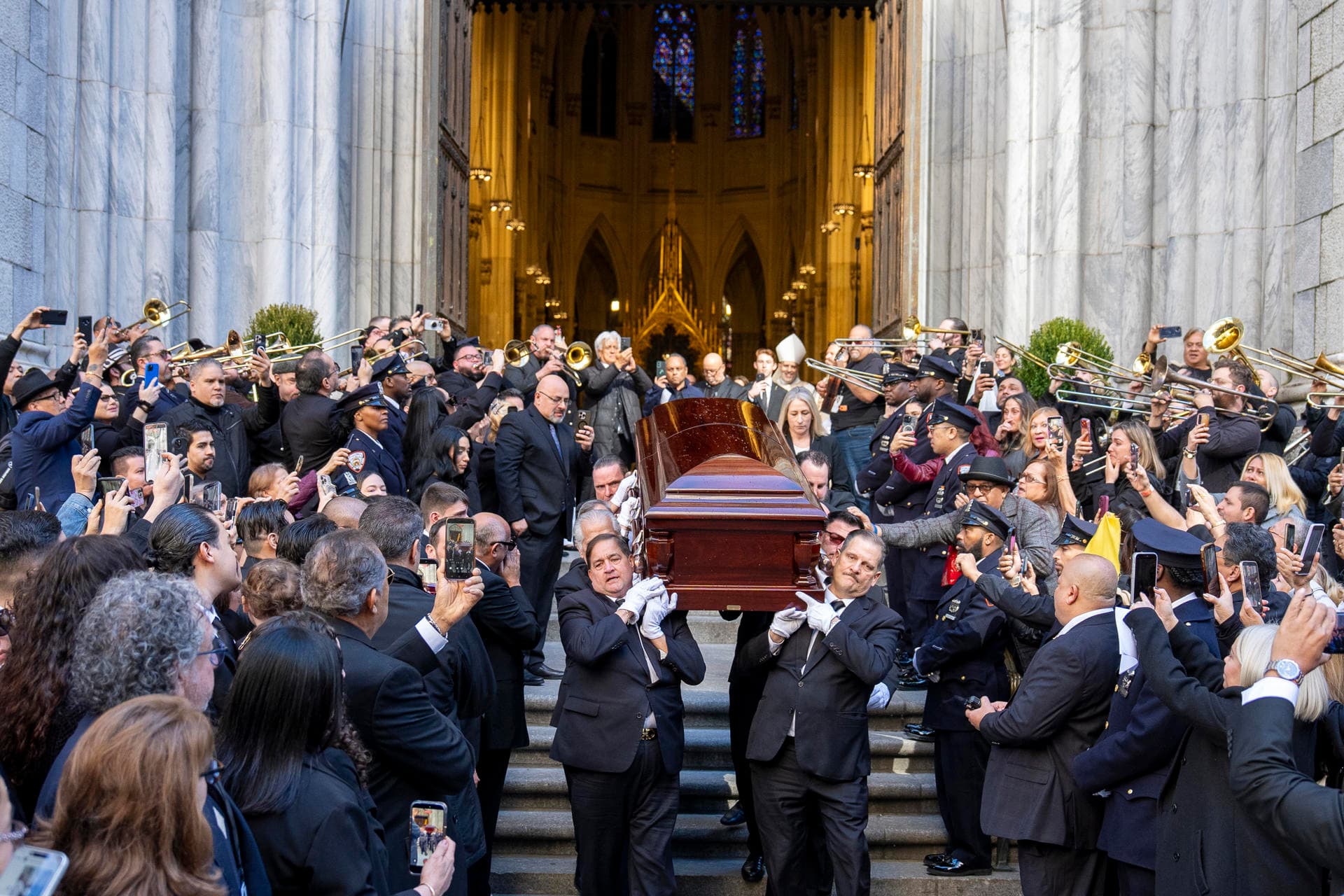 [VIDEO] Centenares de personas despiden en Nueva York a Willie Colón entre aplausos y salsa