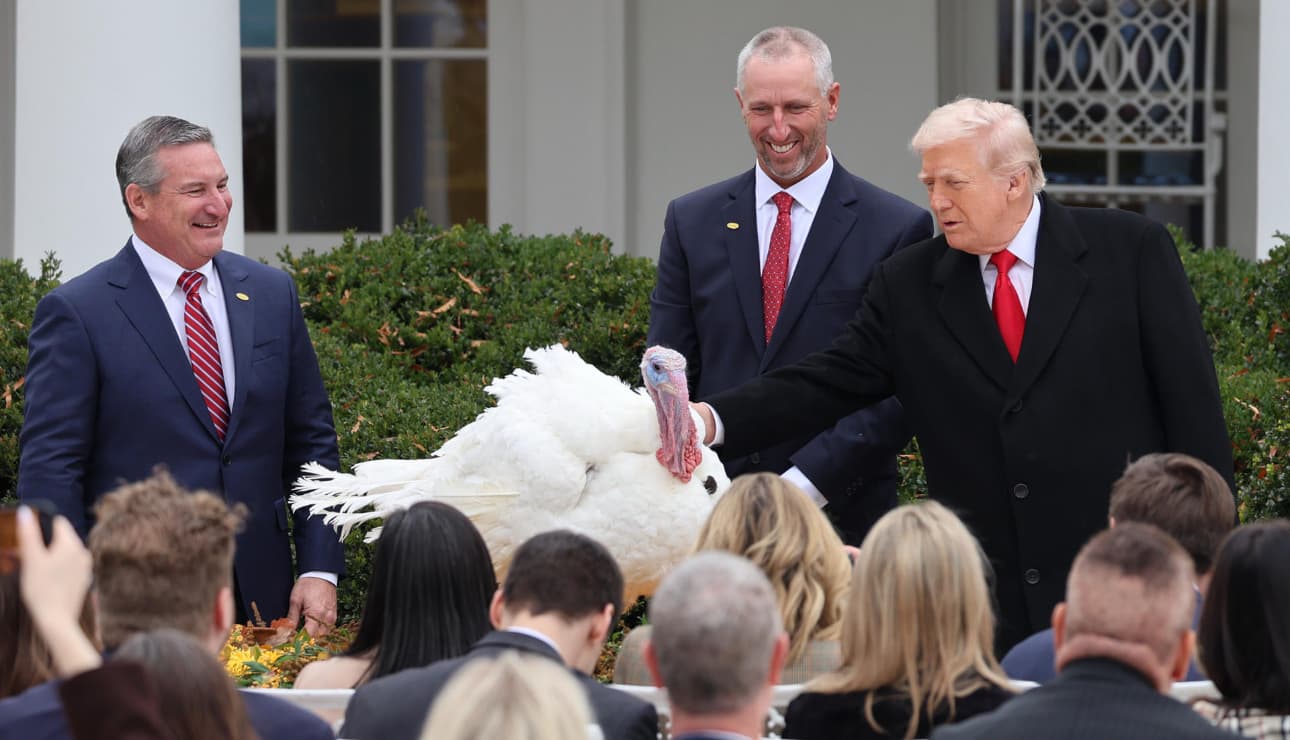 [VIDEO] Trump indulta dos pavos por Acción de Gracias y anula los perdones que dio Biden