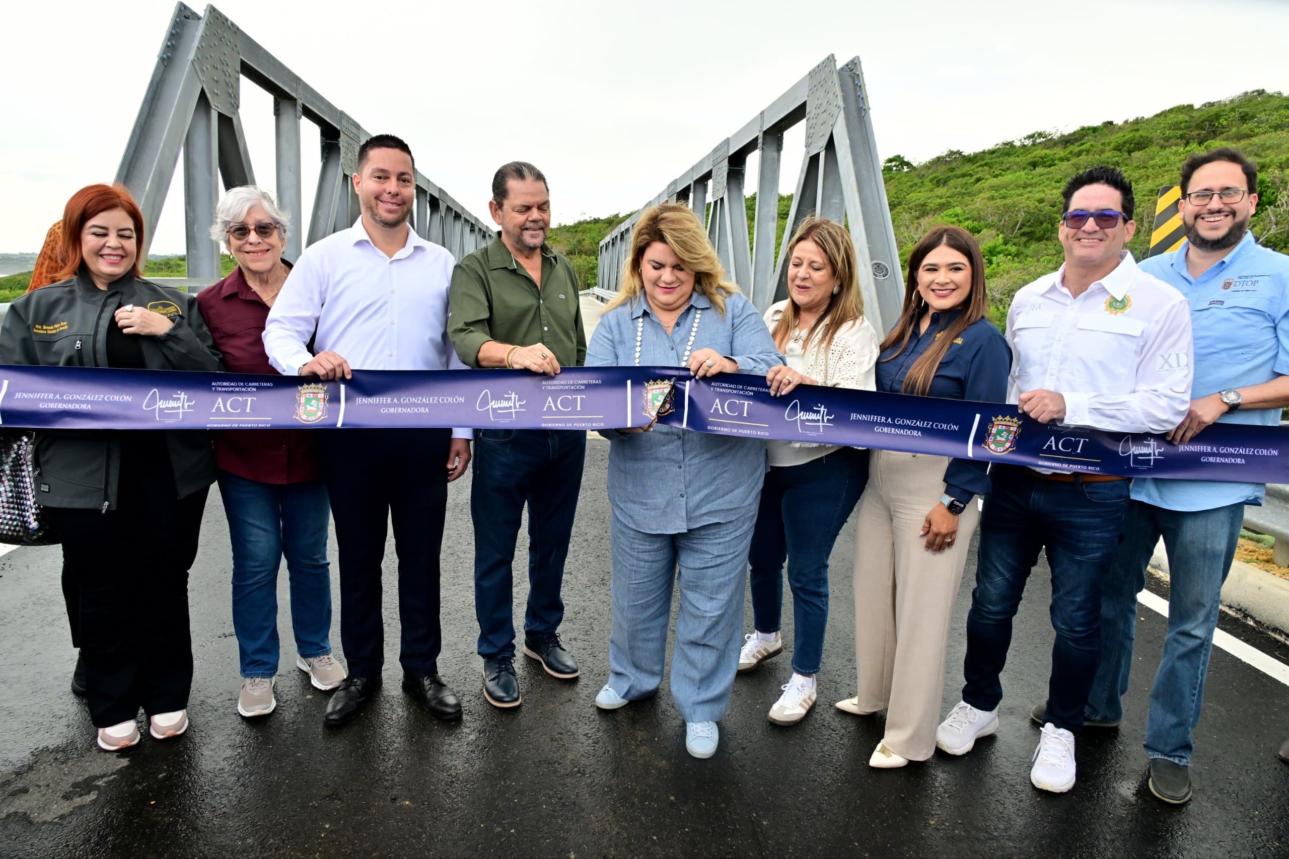 Gobernadora inaugura puente modular sobre histórico Puente Blanco en Quebradillas