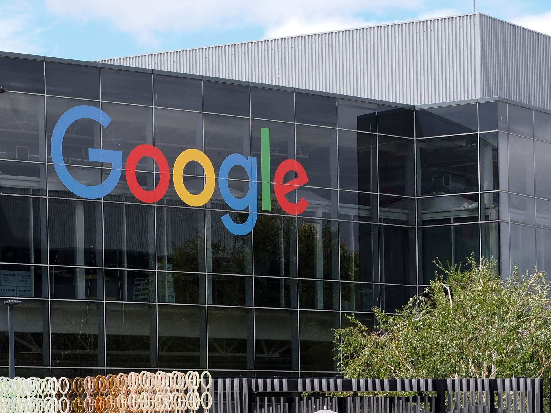 Alphabet venderá 80.000 millones de dólares en acciones para invertir en desarrollo de IA