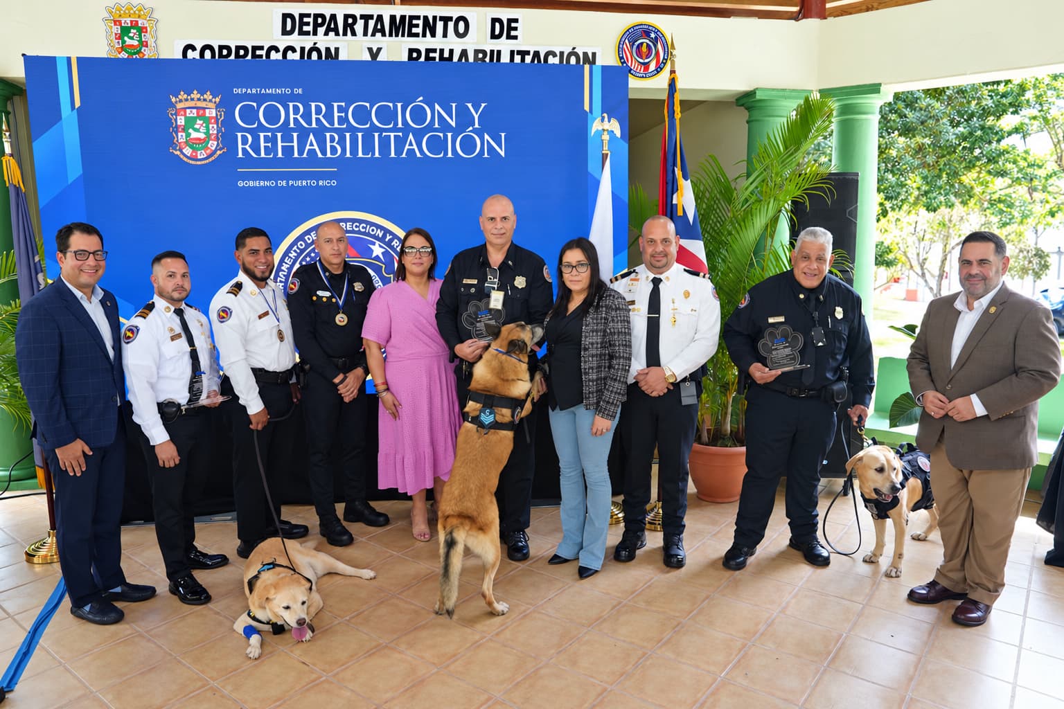 DCR asciende de rango y retira a tres de sus oficiales caninos