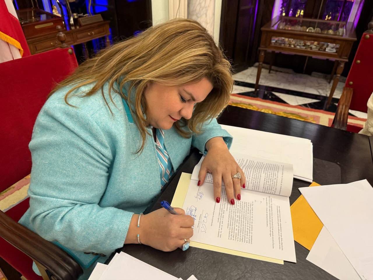 Gobernadora convierte en ley medida relacionada a adultos mayores