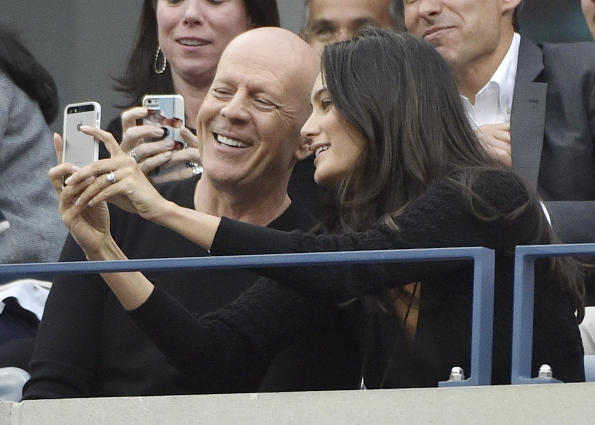 Demi Moore respalda a esposa de Bruce Willis por cómo lo ha cuidado