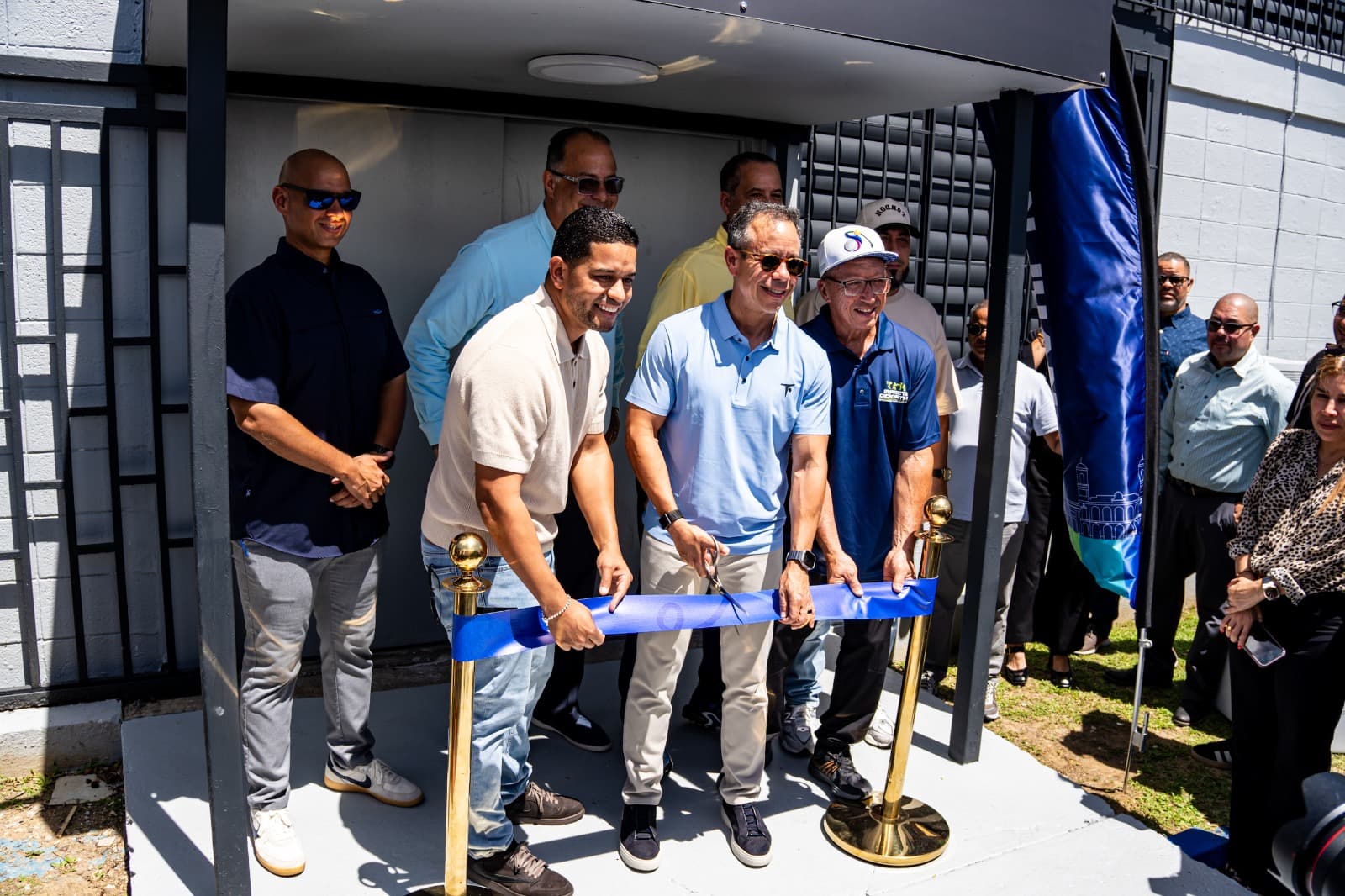 Miguel Romero, Myke Towers y Young Kingz Foundation, inauguran remodelación del Gimnasio Caimito