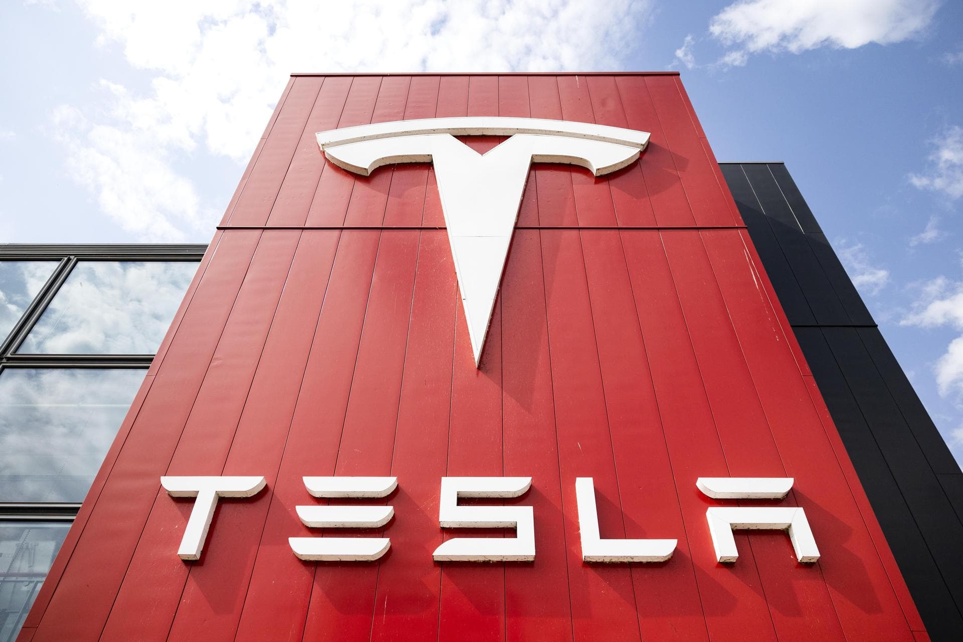 Tesla cae más de un 6 % tras anuncio político de Elon Musk