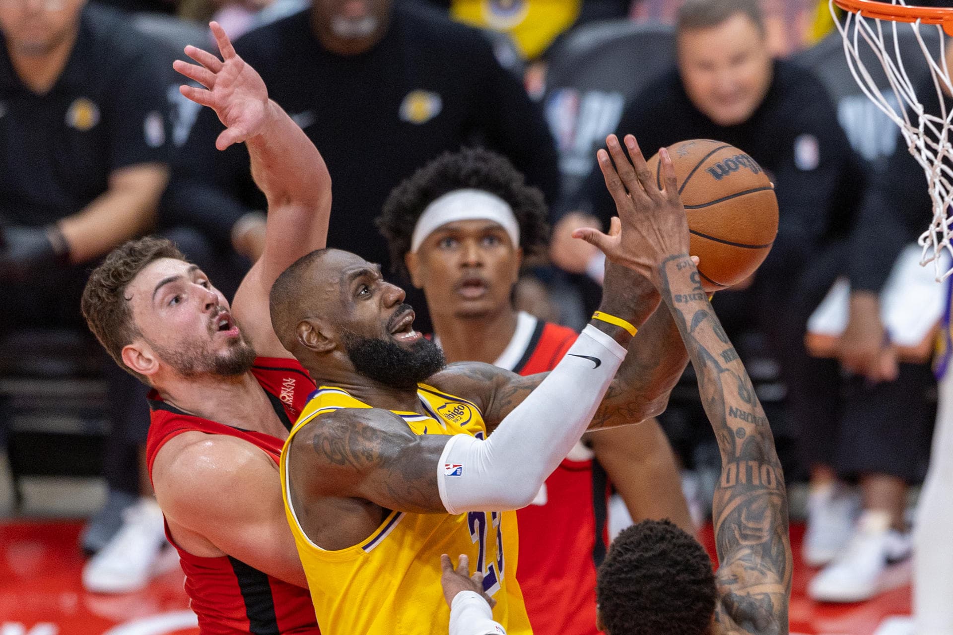 LeBron James da la estocada a los Rockets