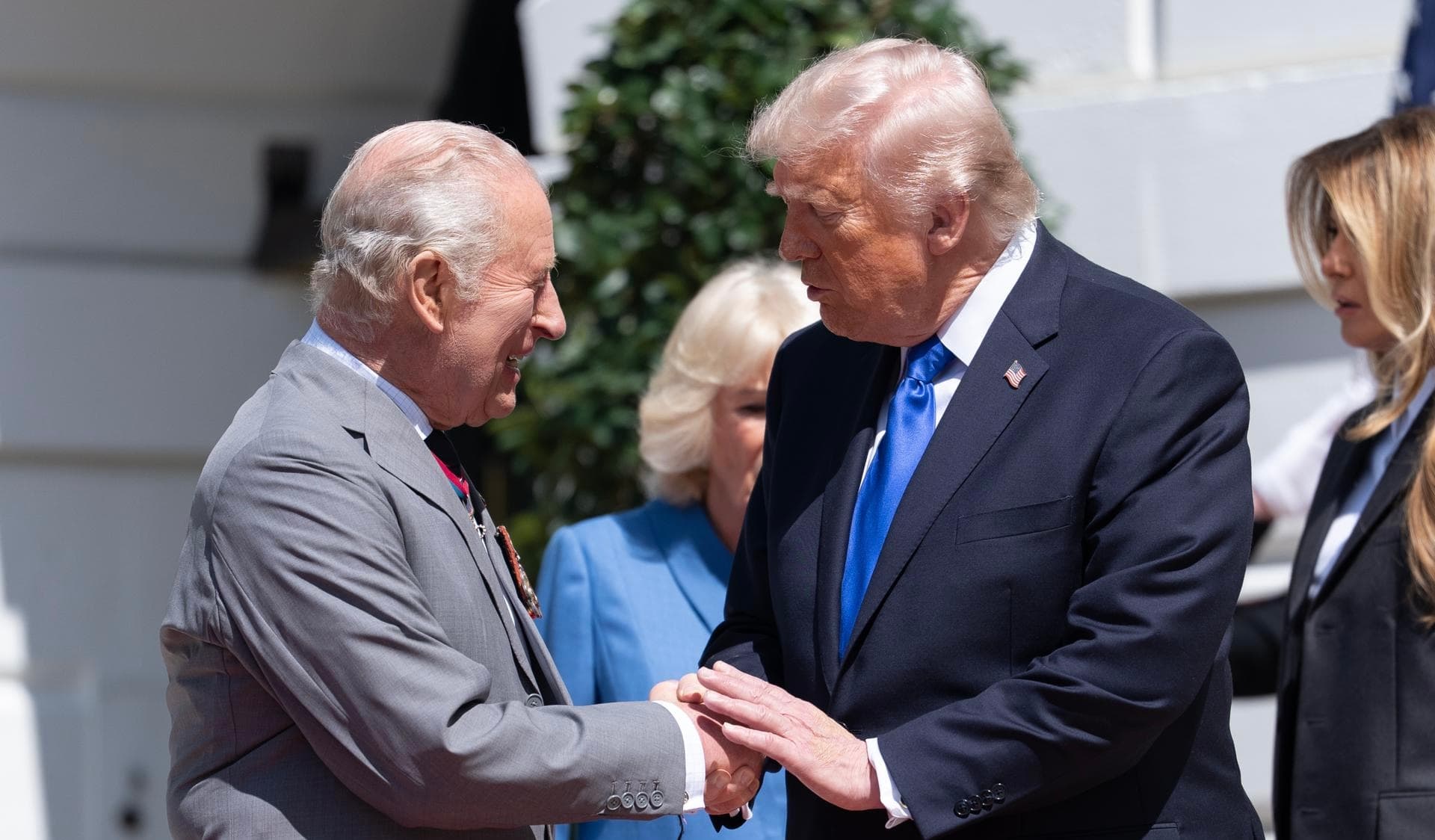 Trump despide en la Casa Blanca a Carlos III y Camila al término de su viaje a EE.UU.