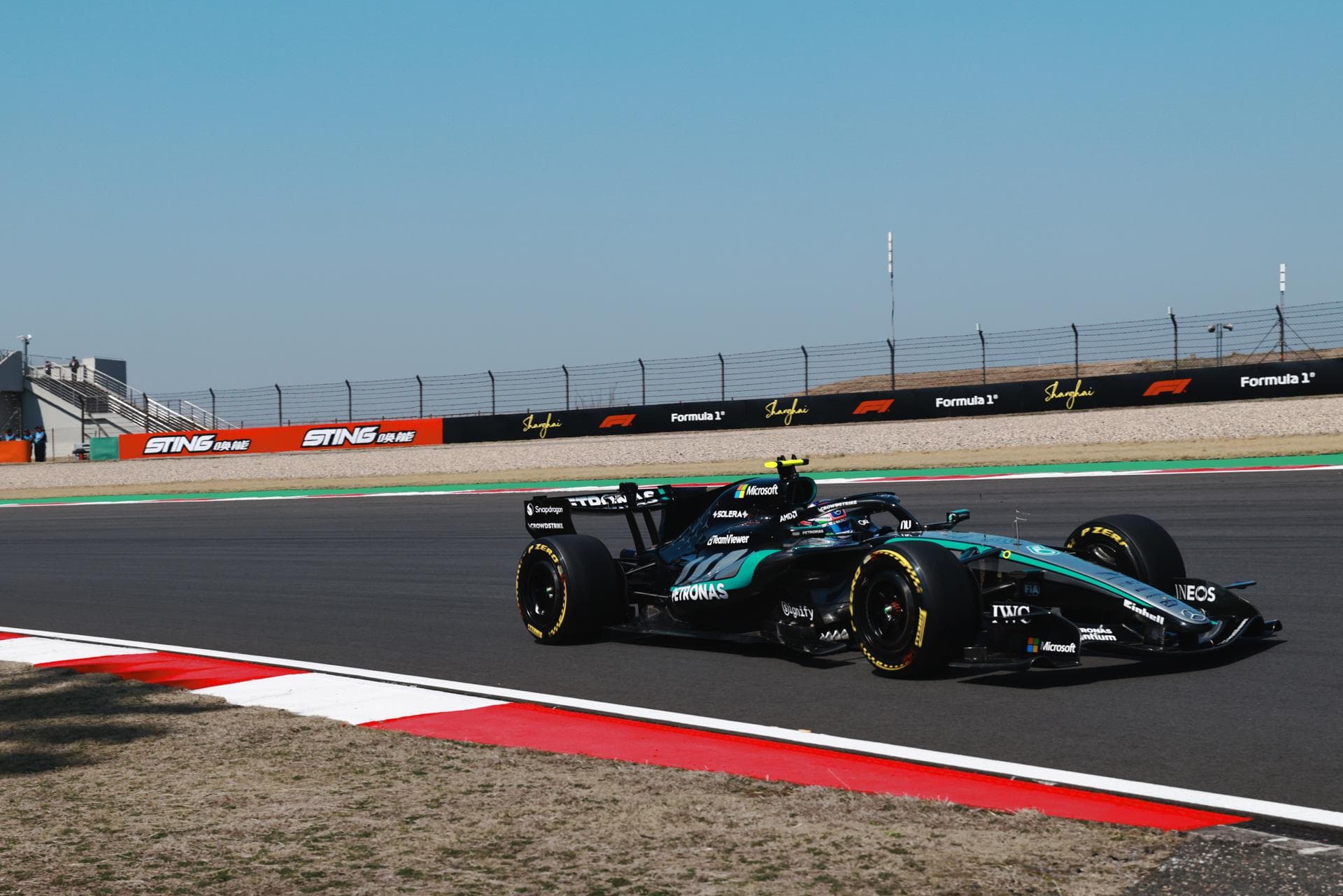 Antonelli aprovecha el descalabro de Russell y se erige como 'poleman' más joven de la F1