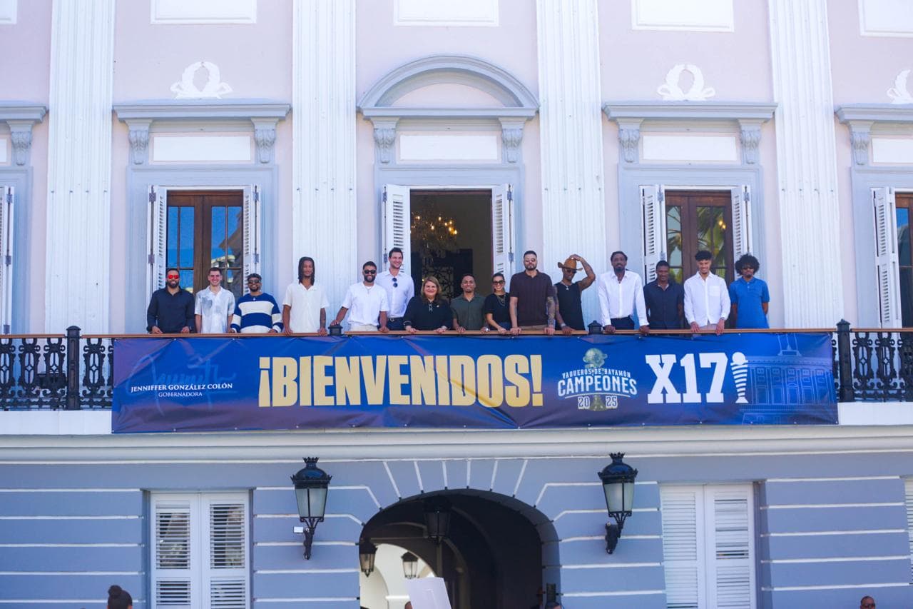 Gobernadora reconoce a Vaqueros de Bayamón por campeonato