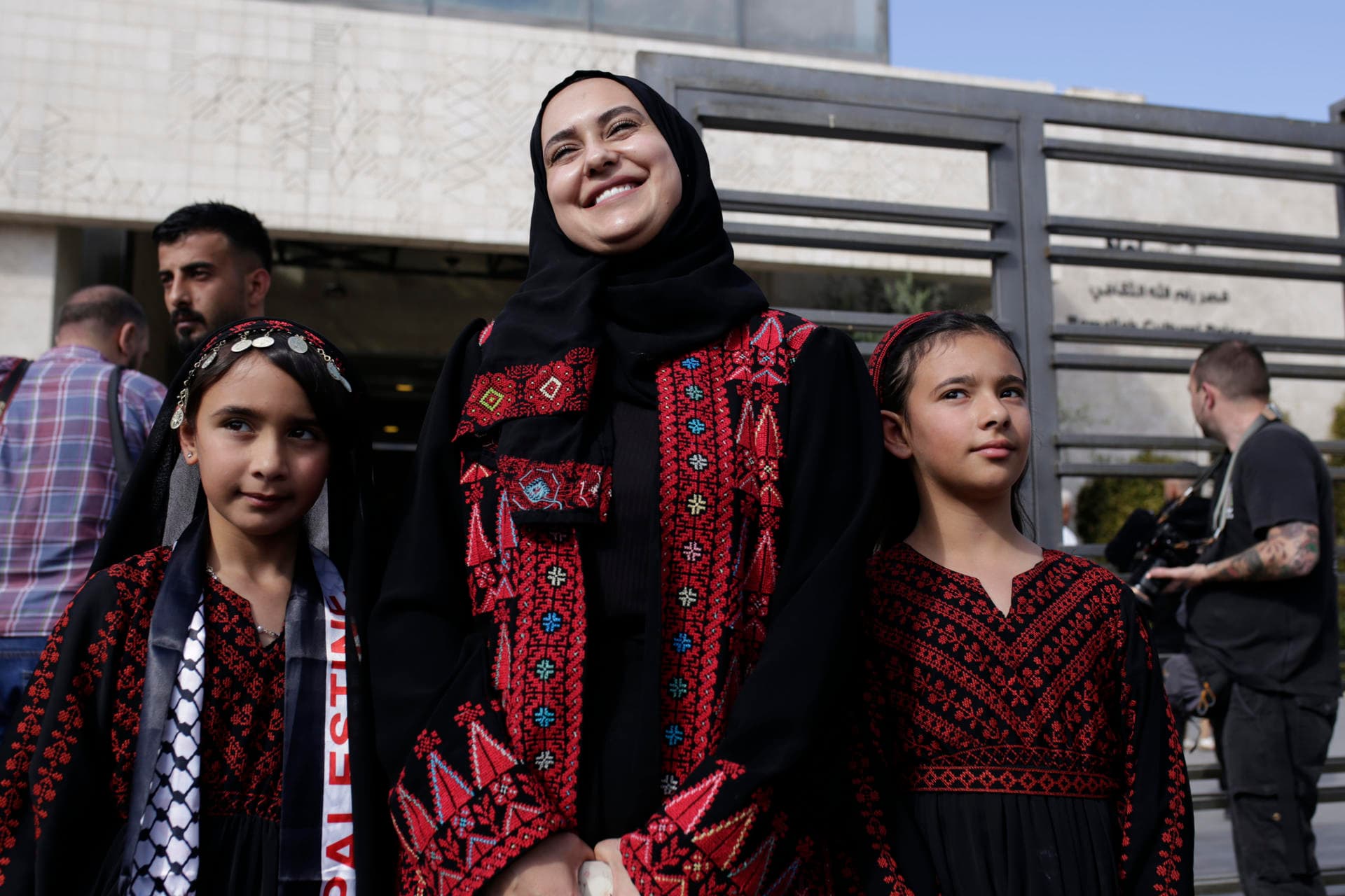 "Estamos felices", familias palestinas celebran la liberación de sus seres queridos