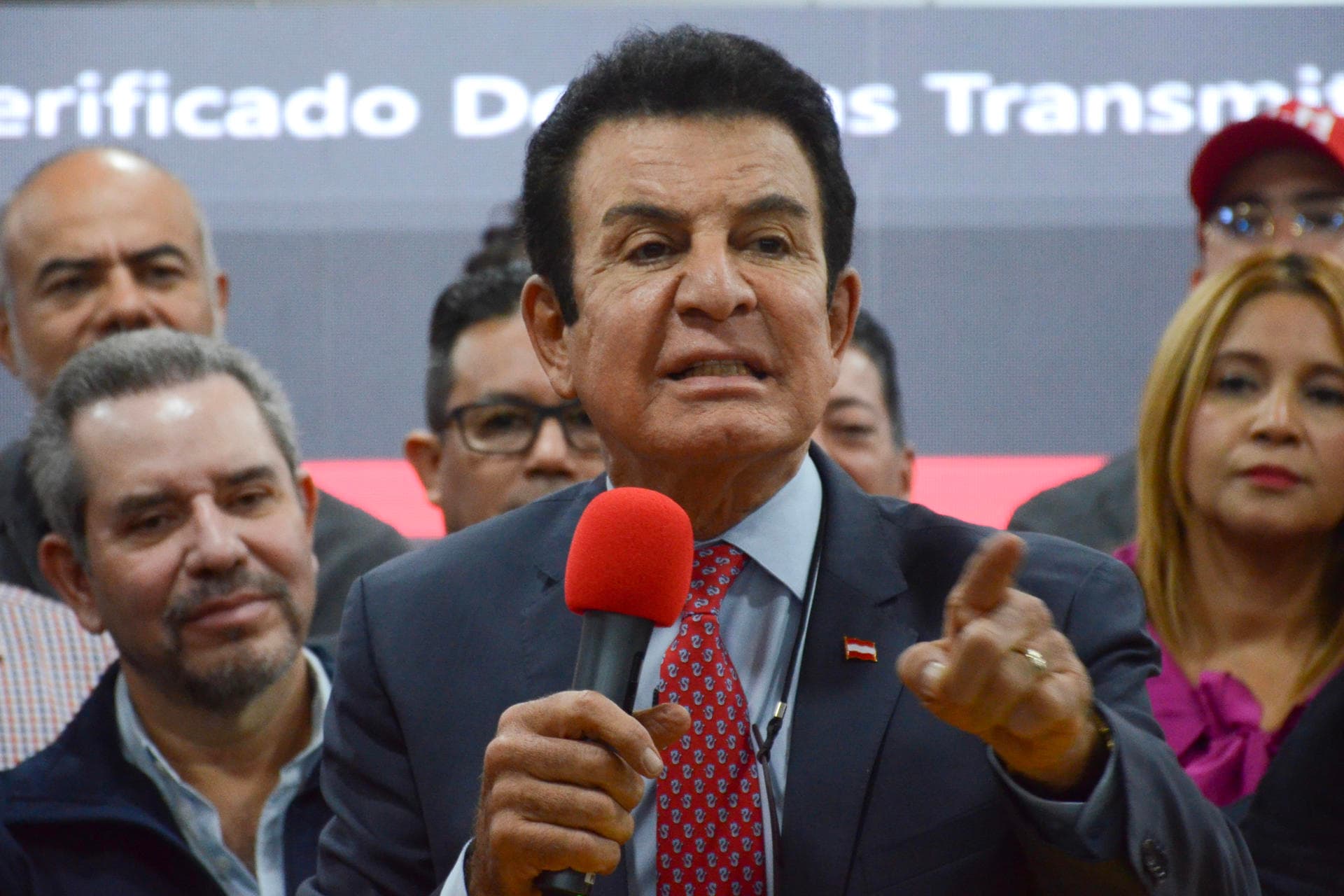 Nasralla supera a Asfura tras reanudarse el conteo preliminar de los comicios en Honduras