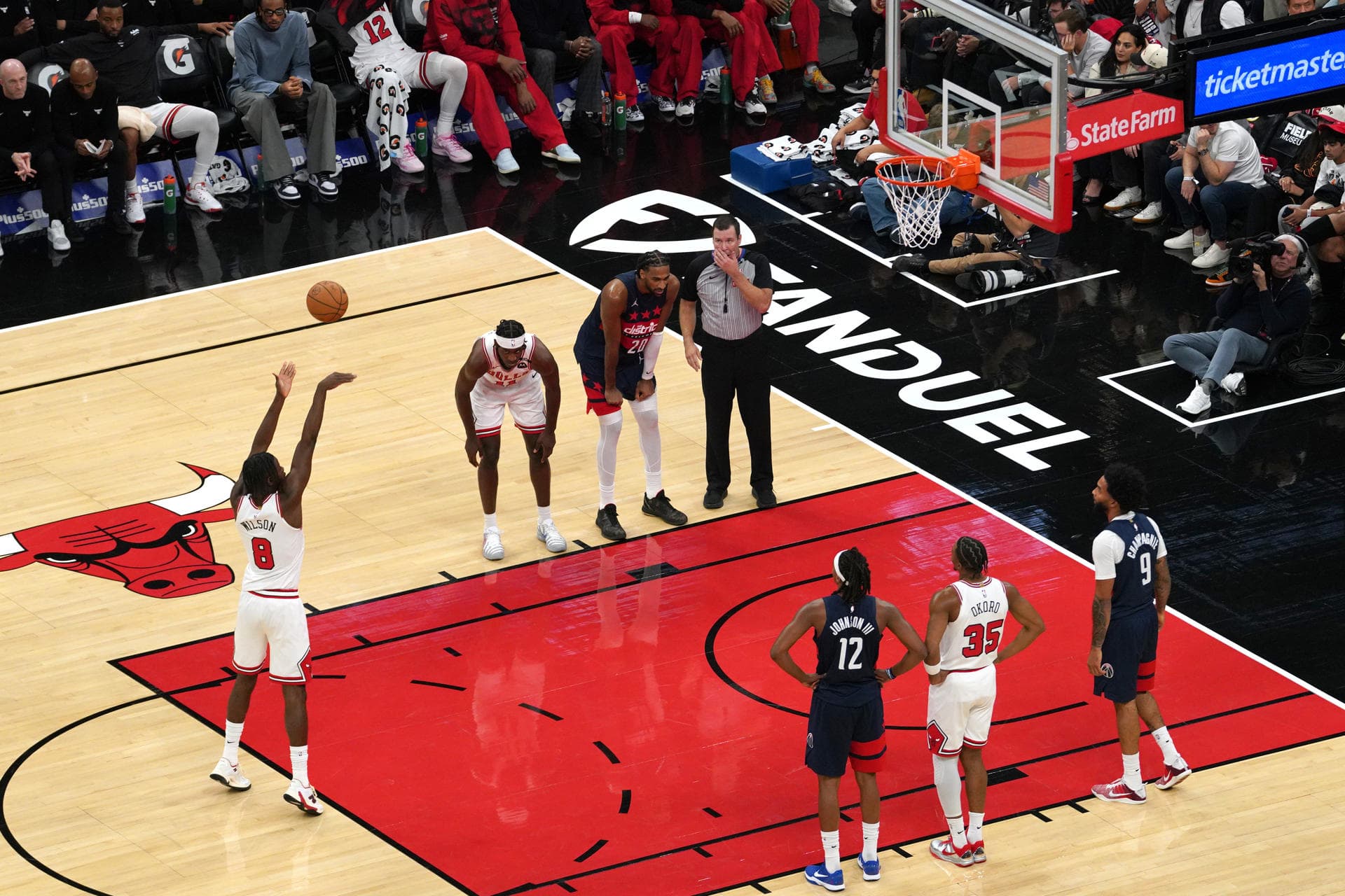 Sixers cumplen sin LeBron y Giannis sufre
