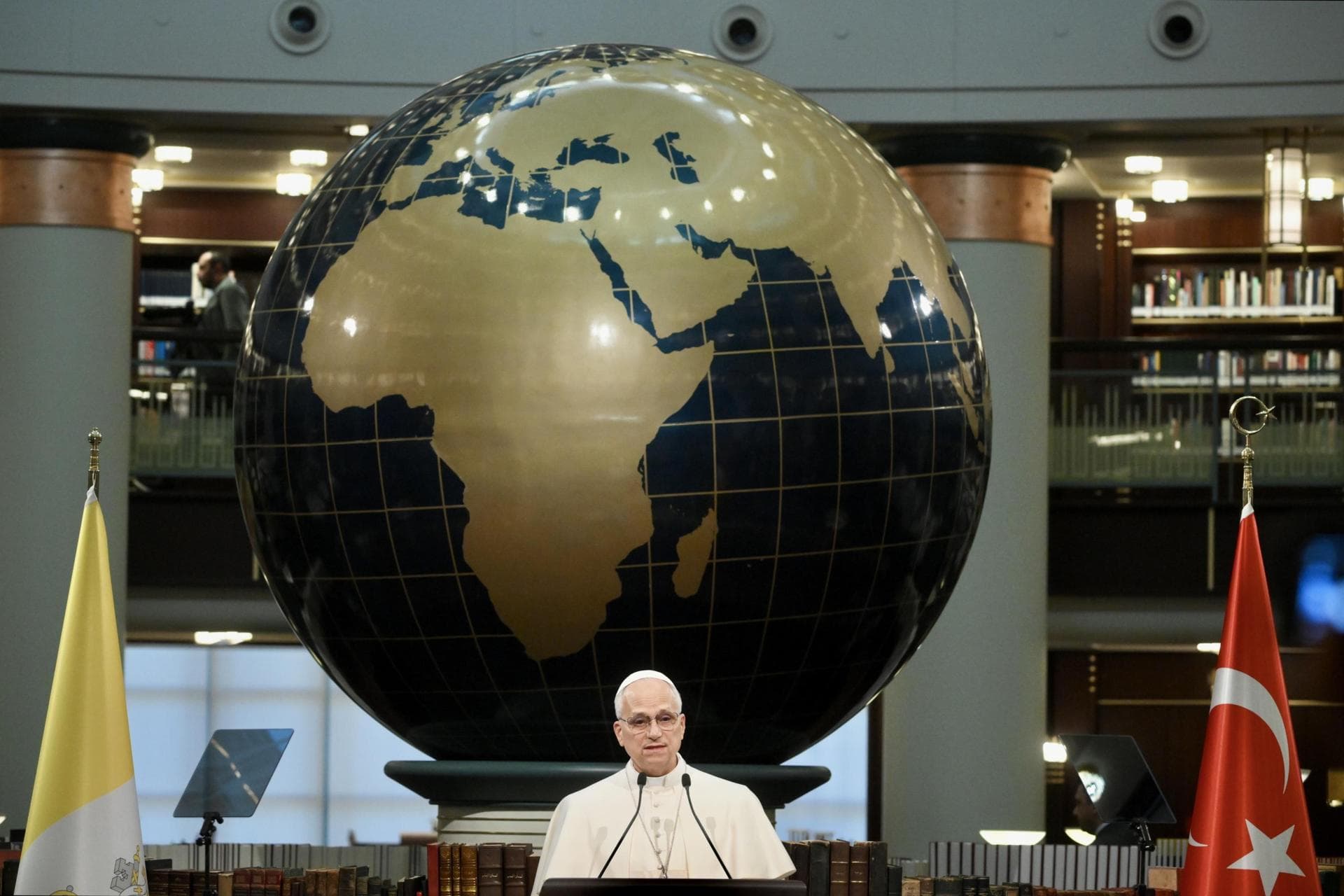 [VIDEO] León XIV abre su primer viaje con el aviso de que está en juego el futuro de la humanidad