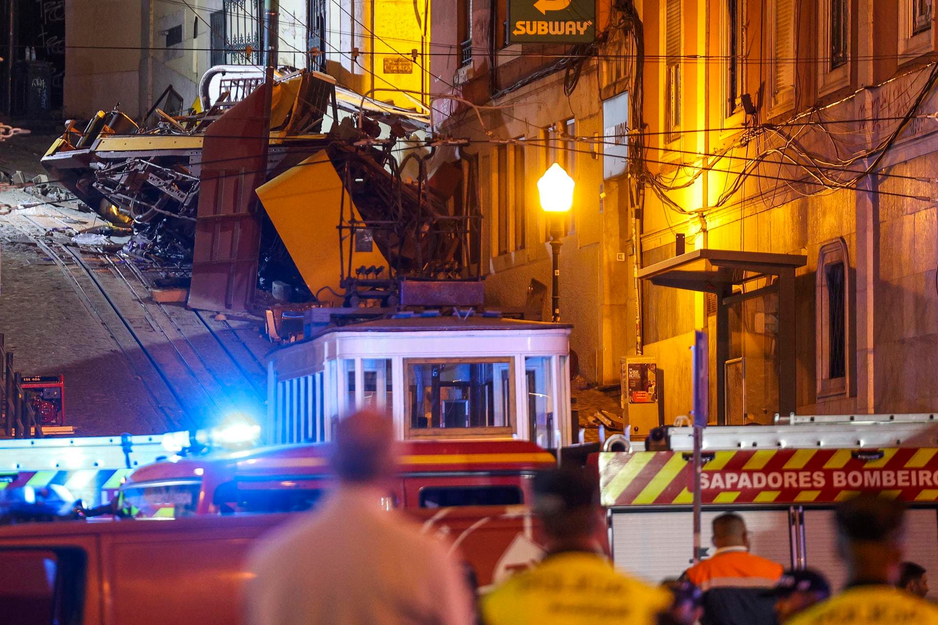 Suben a 17 los fallecidos en accidente de funicular en Portugal
