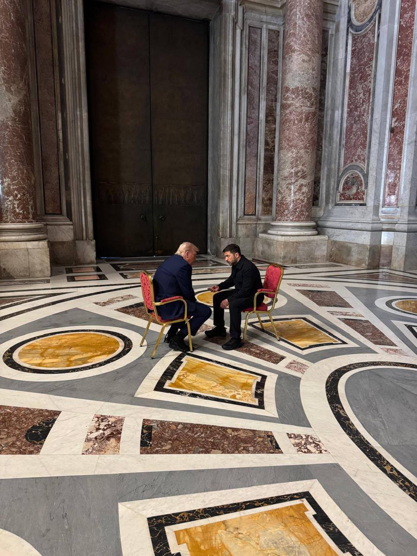 Trump y Zelenski se reúnen en Roma antes del funeral del papa Francisco