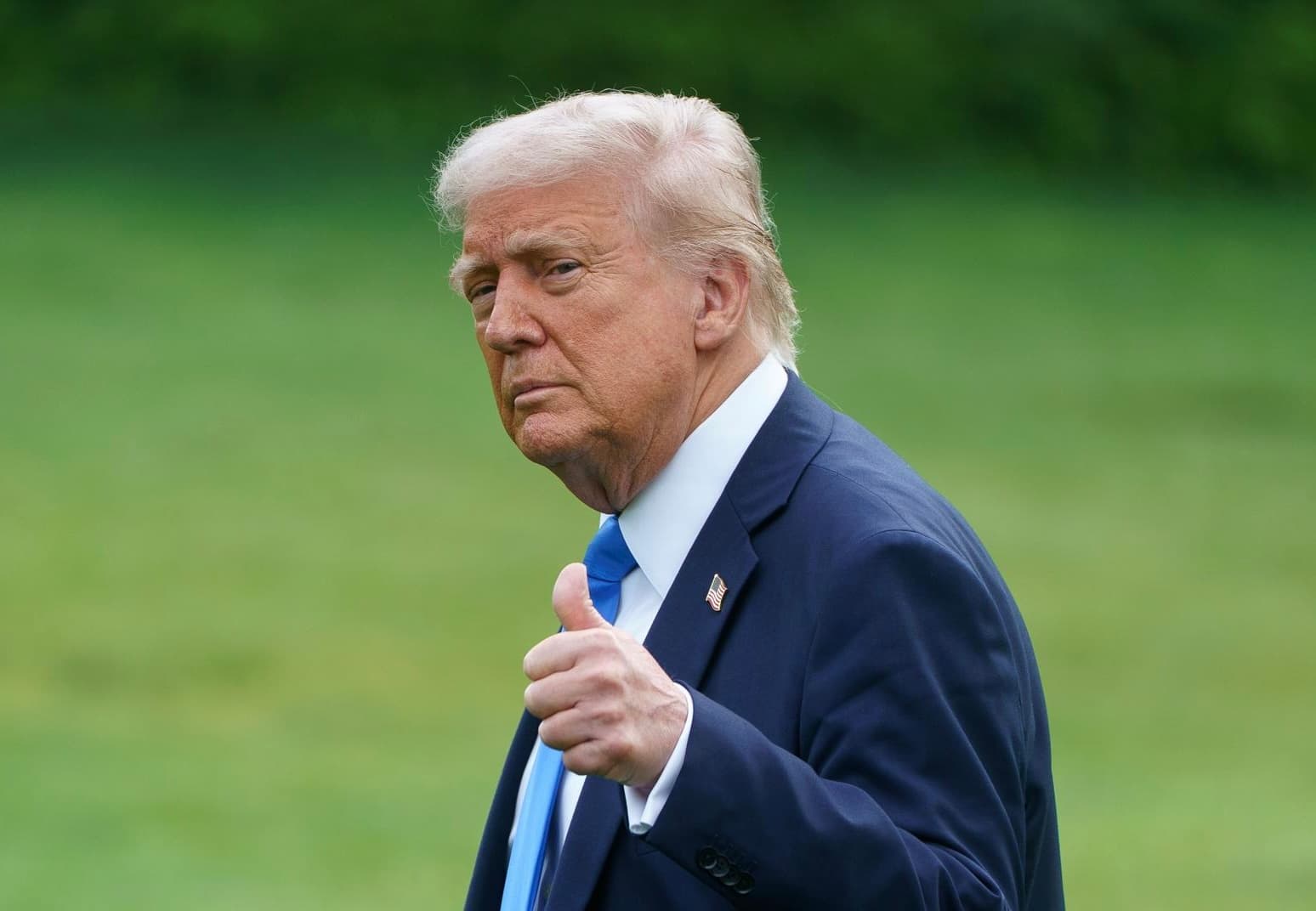 El Supremo le permite a Trump retirar residencia a migrantes