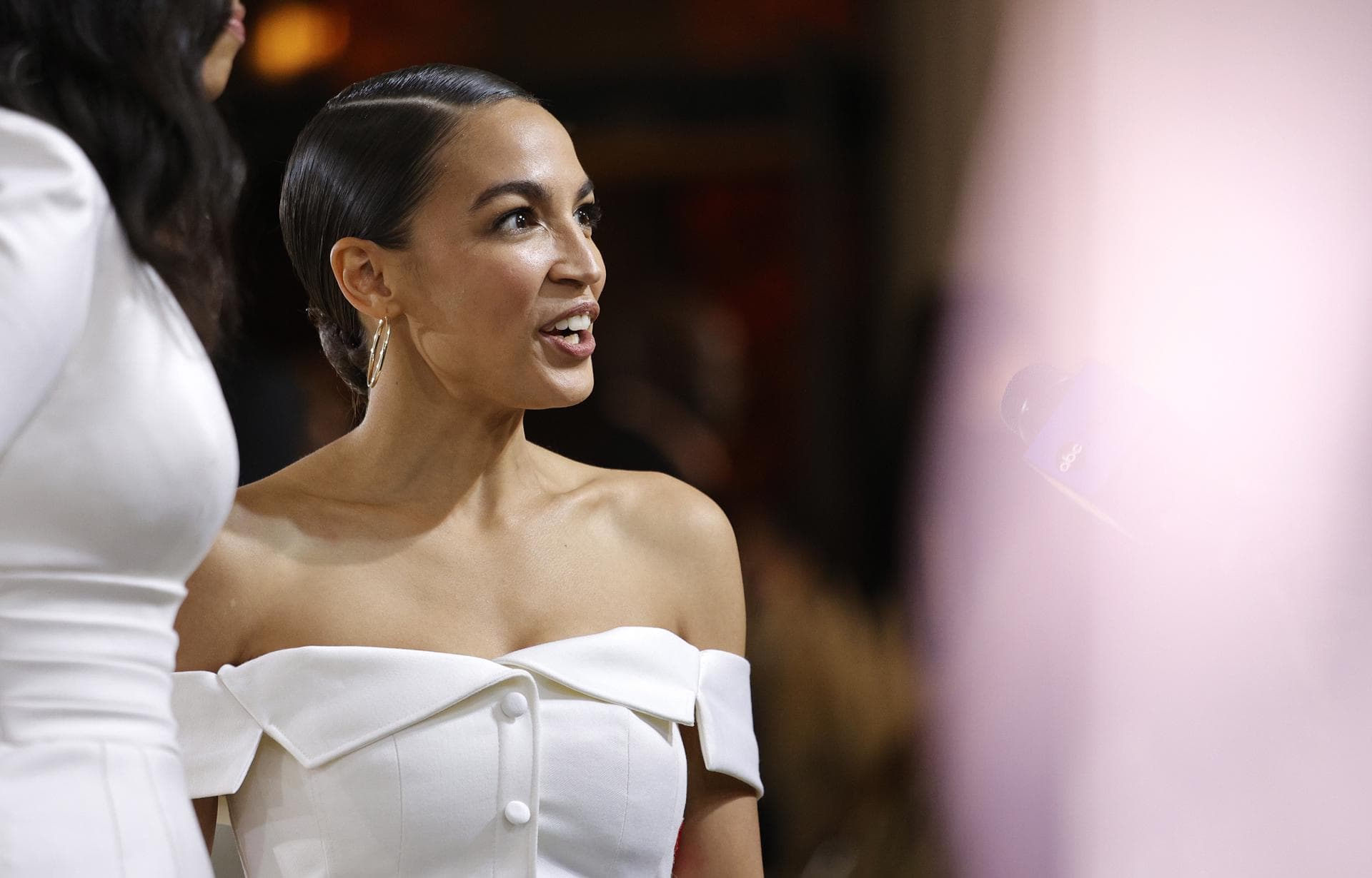 AOC “lucha contra la gentrificación” desde hoteles de lujo en San Juan