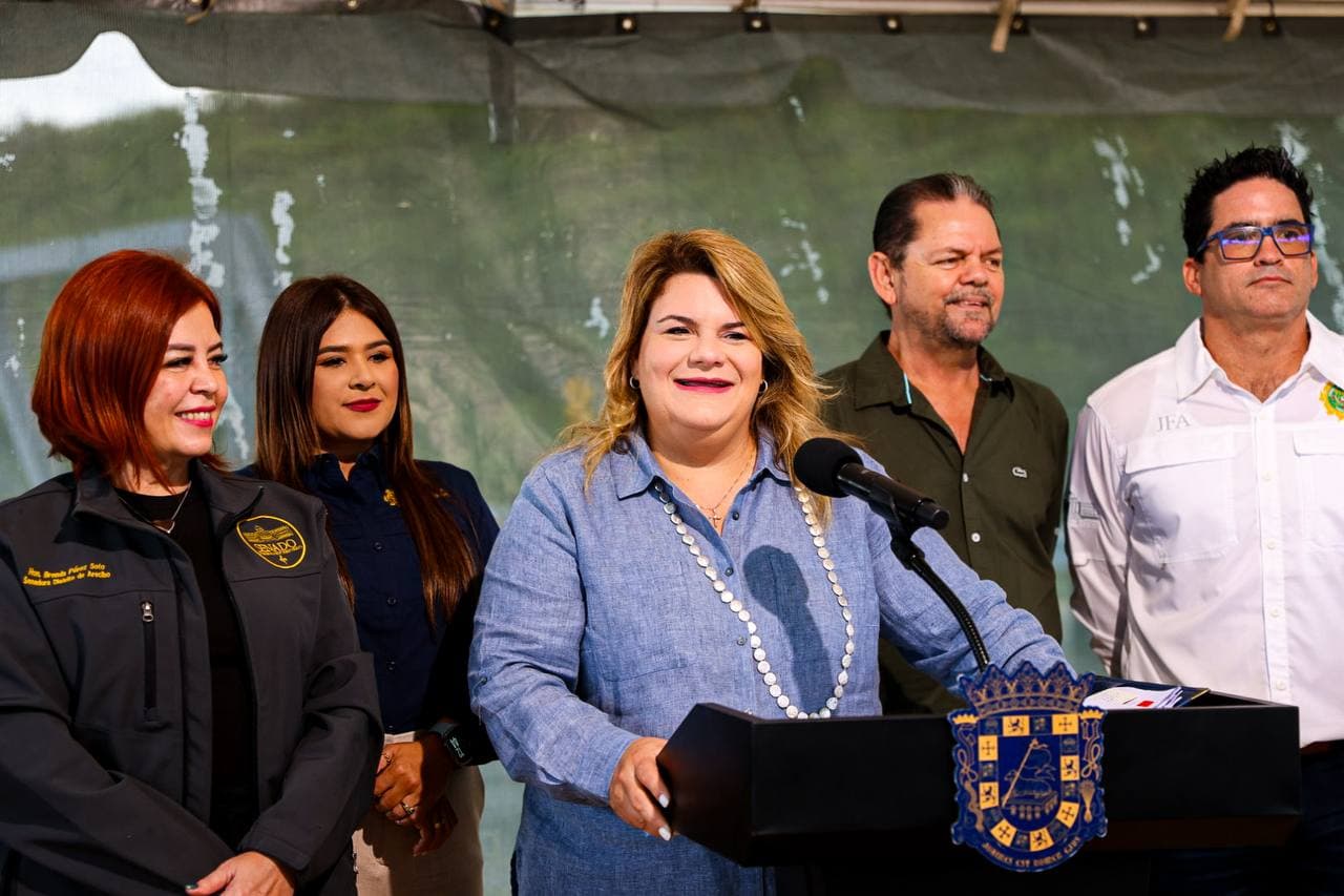 Gobernadora veta medidas y firma homenaje póstumo a exlegislador Carlos A. Pagán