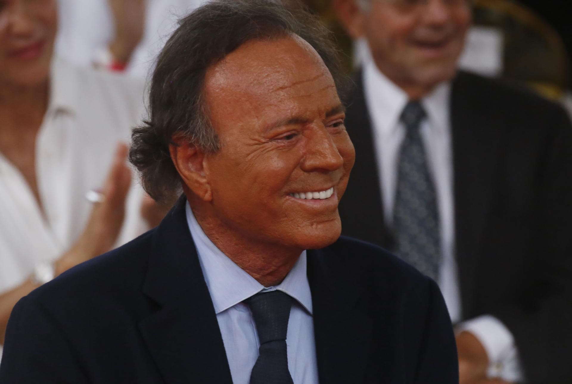 Dos exempleadas denuncian agresiones sexuales de Julio Iglesias