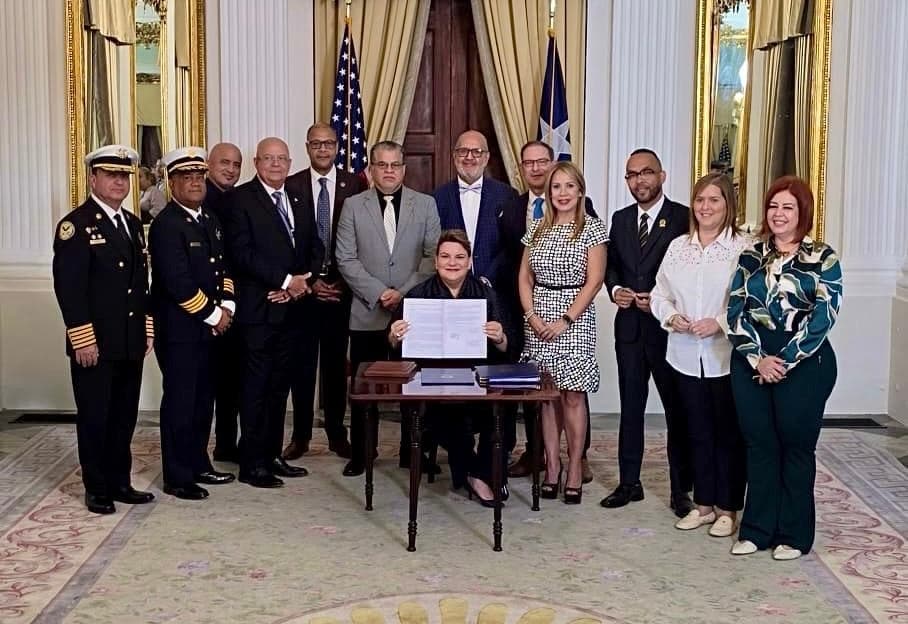 Gobernadora firma ley para establecer periodo voluntario de reflexión en agencias públicas