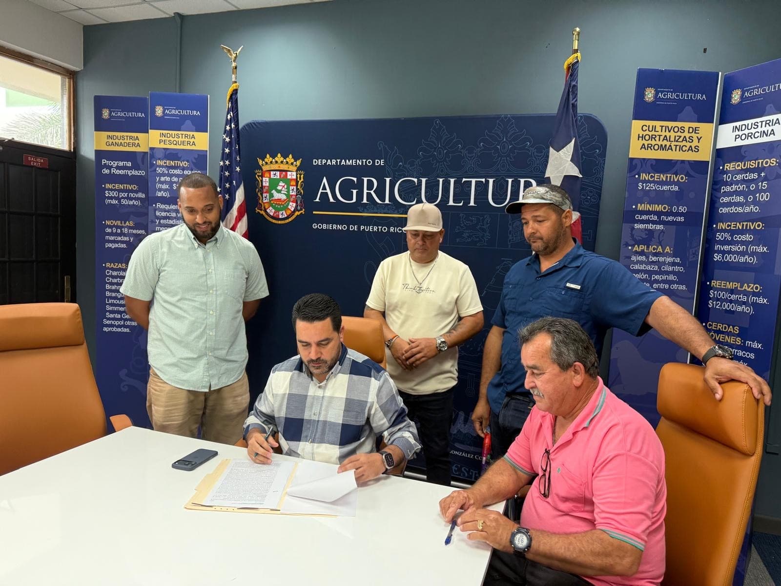 Agricultura formaliza acuerdo con pescadores de La Parguera para la administración de la Villa Pesquera