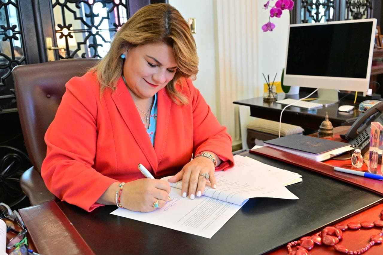 Gobernadora firma nuevas leyes para modernizar la gestión pública
