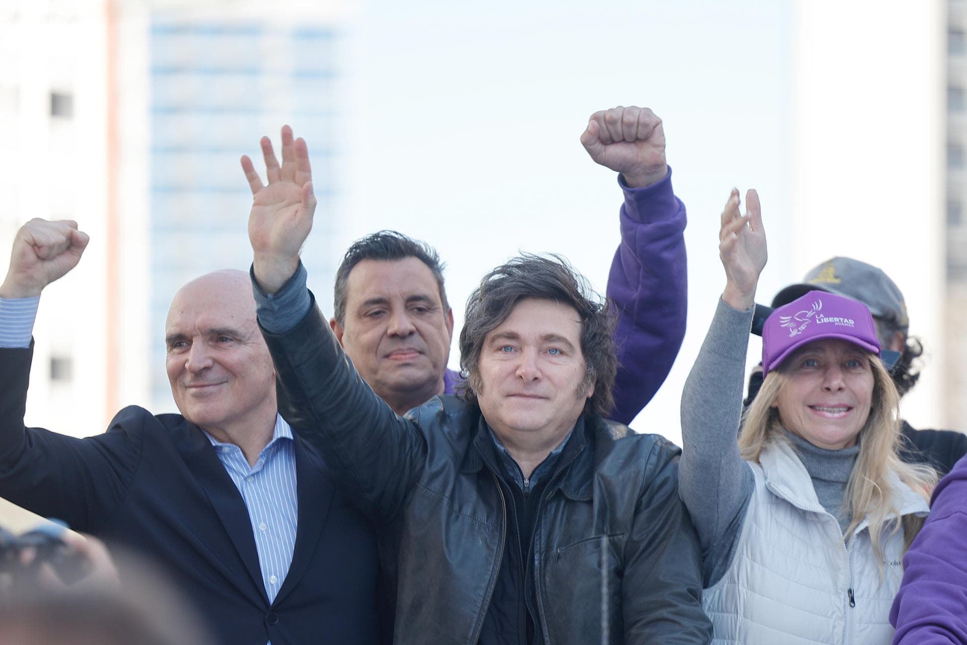 Milei describe denuncias de corrupción en su contra como "burdas operaciones difamadoras"