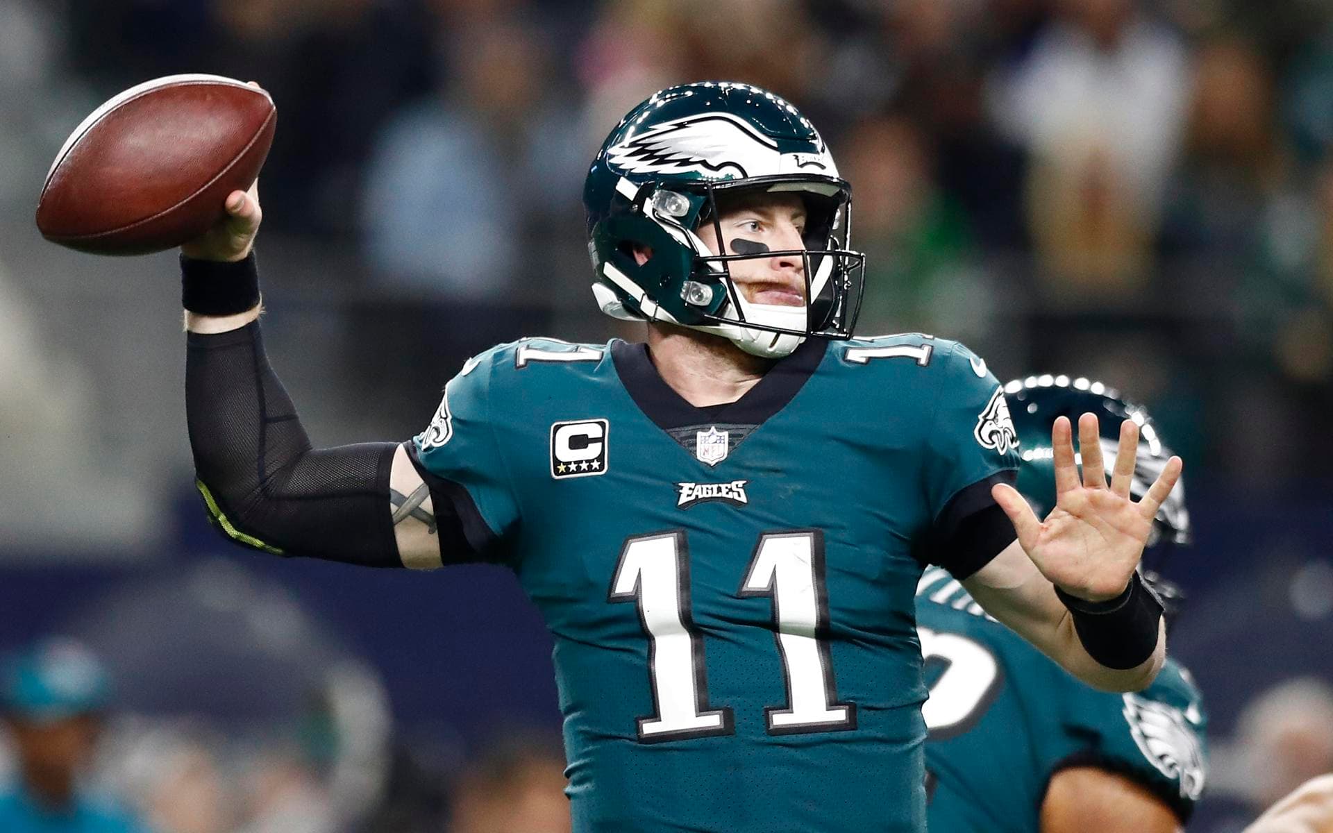Carson Wentz firma con los Minnesota Vikings