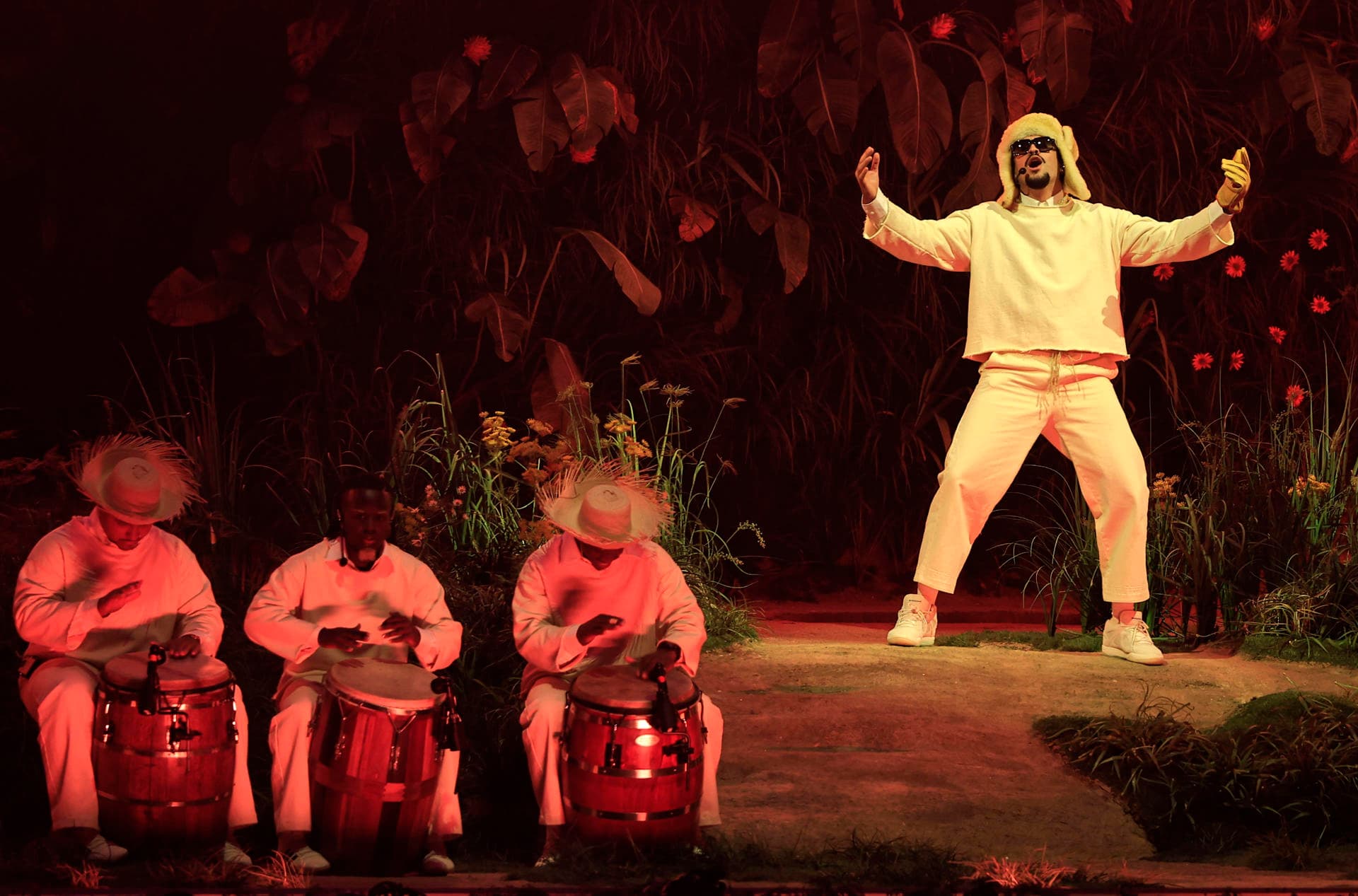 PETA denuncia que Bad Bunny usa gallinas en conciertos