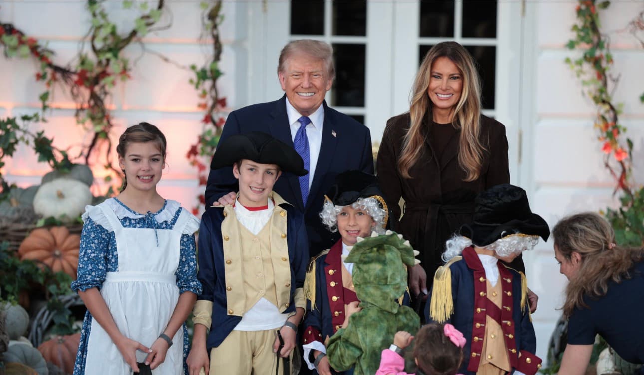 Donald y Melania Trump celebran Halloween en una Casa Blanca engalanada con calabazas
