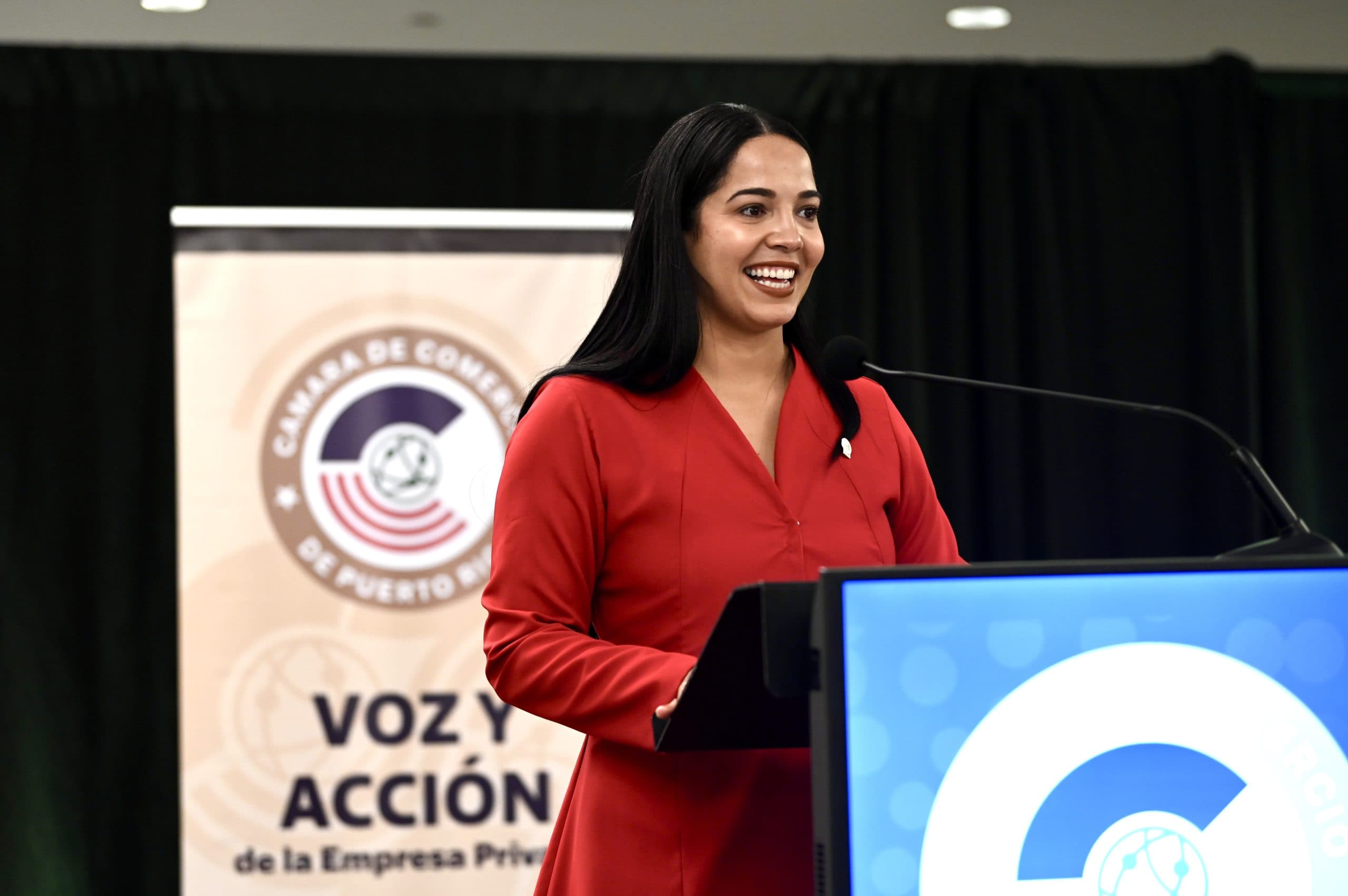 Juramenta nueva presidenta de la Cámara de Comercio