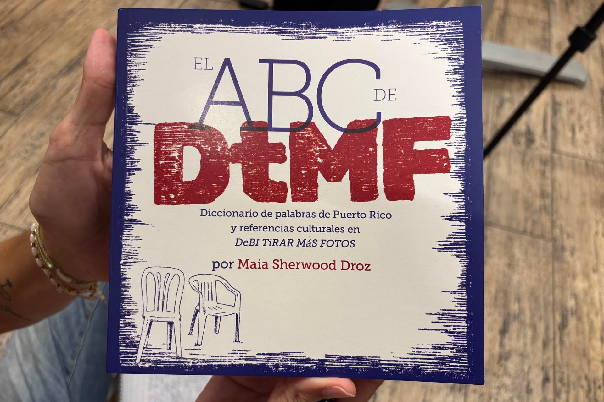 Una persona sostiene el diccionario 'El ABC de DtMF', en la librería Casa Norberto de Plaza Las Américas en San Juan (Puerto Rico). Foto: Esther Alaejos