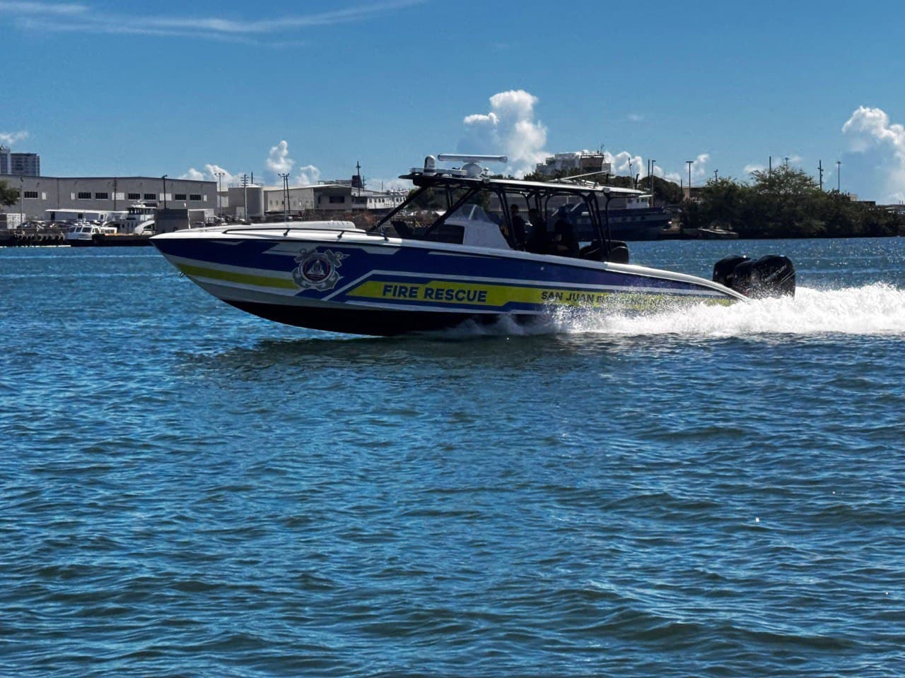 Manejo de Emergencias de San Juan atiende emergencia marítima y rescata a dos practicantes de skydiving en Condado