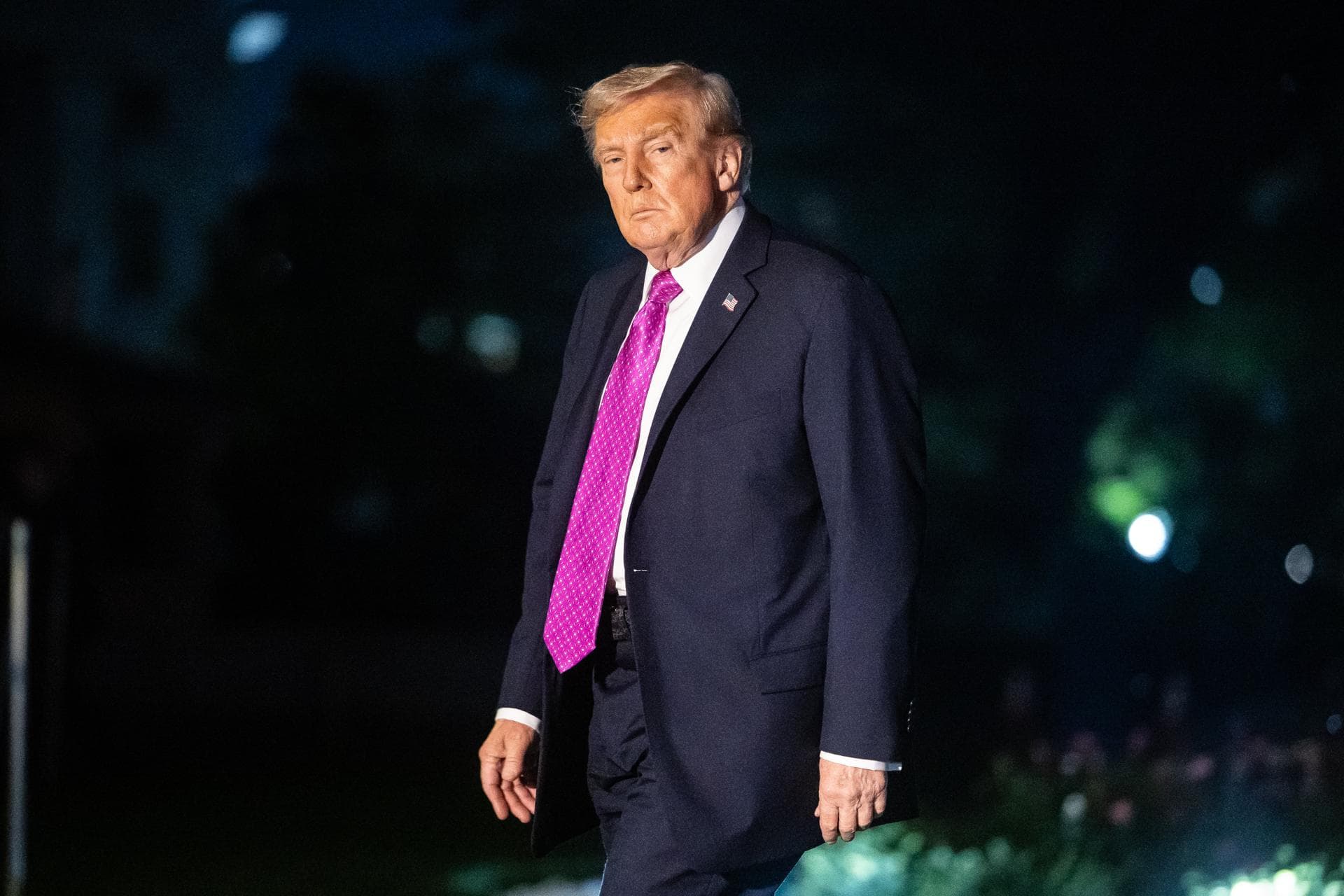 La aprobación de Trump entre los votantes latinos cae al 37%
