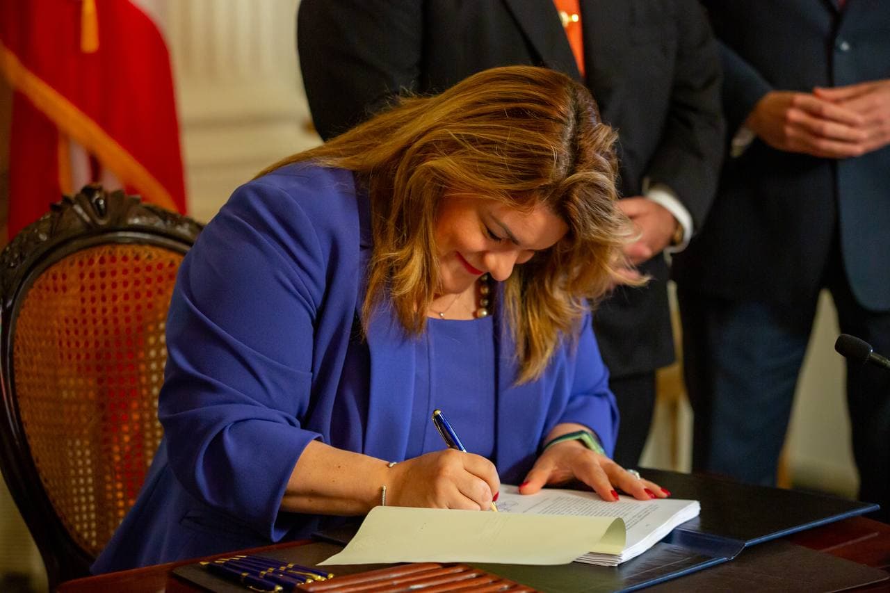 Gobernadora firma presupuesto en conjunto con la Junta 