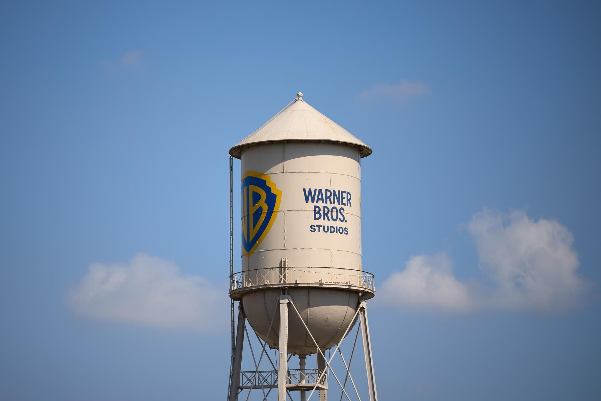 Warner Bros. Discovery evalúa vender la compañía ante el interés de otras empresas