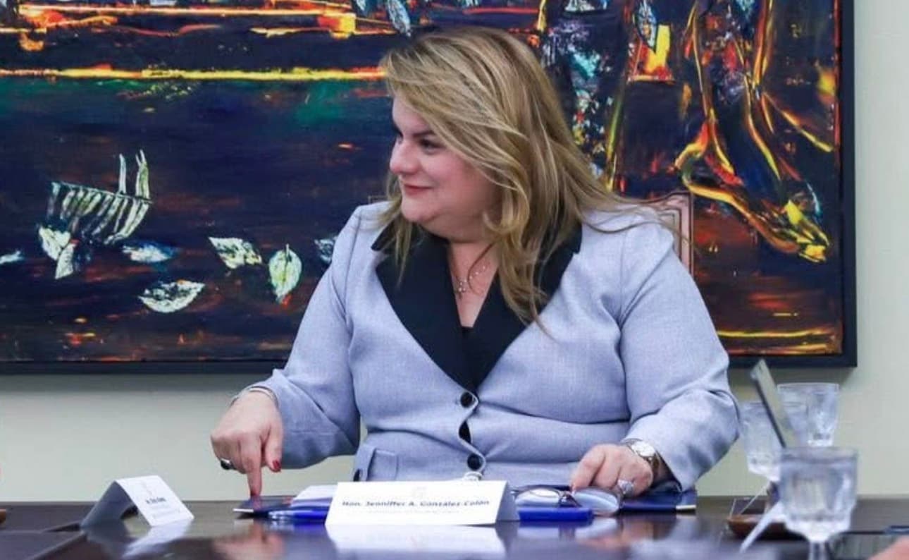 Gobernadora firma ley que regula el uso de baños públicos