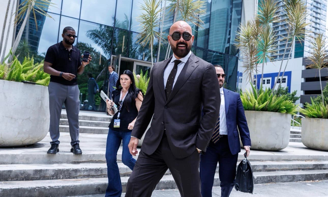 Los hermanos Andrew y Tristan Tate seguirán encarcelados al menos dos semanas más en Miami