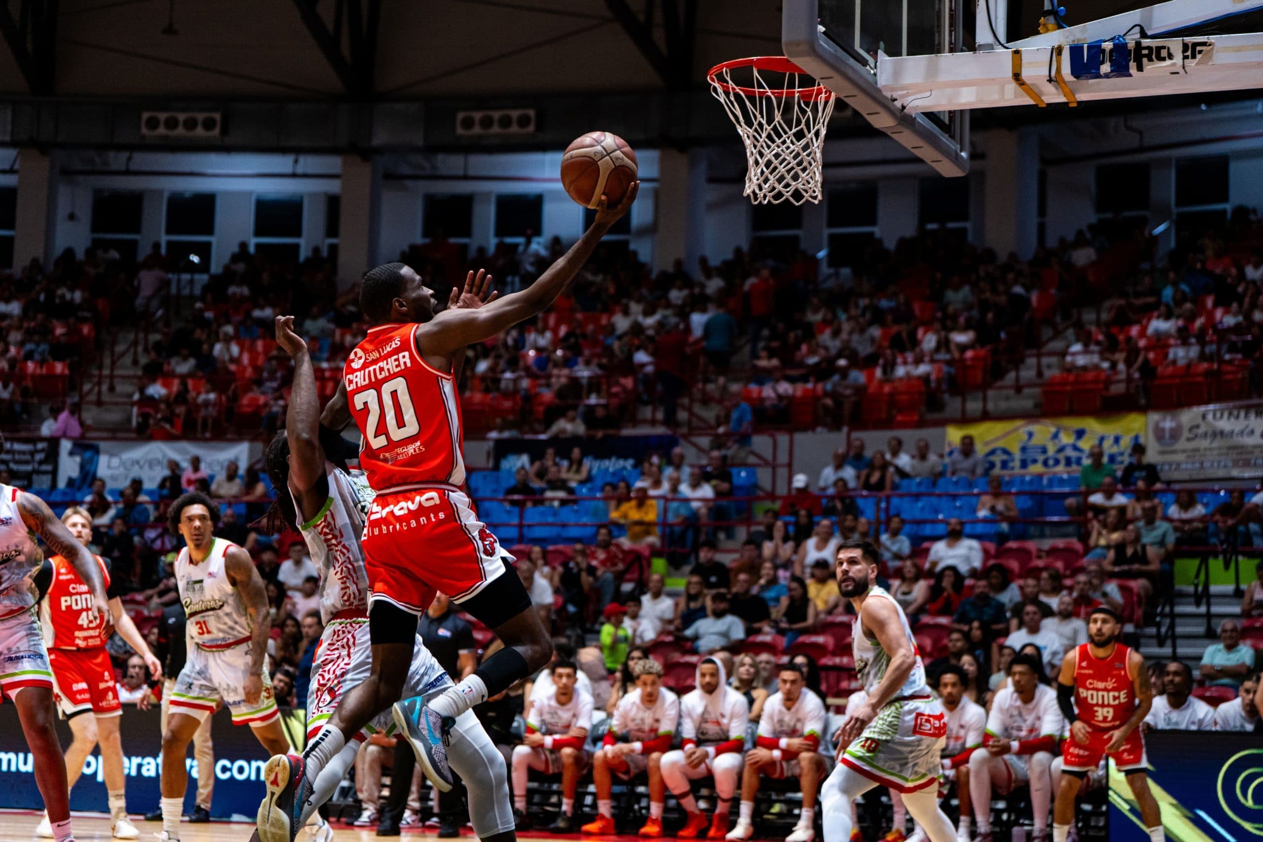 Santeros sacan de la cancha a los Leones en el primer juego de la semifinal