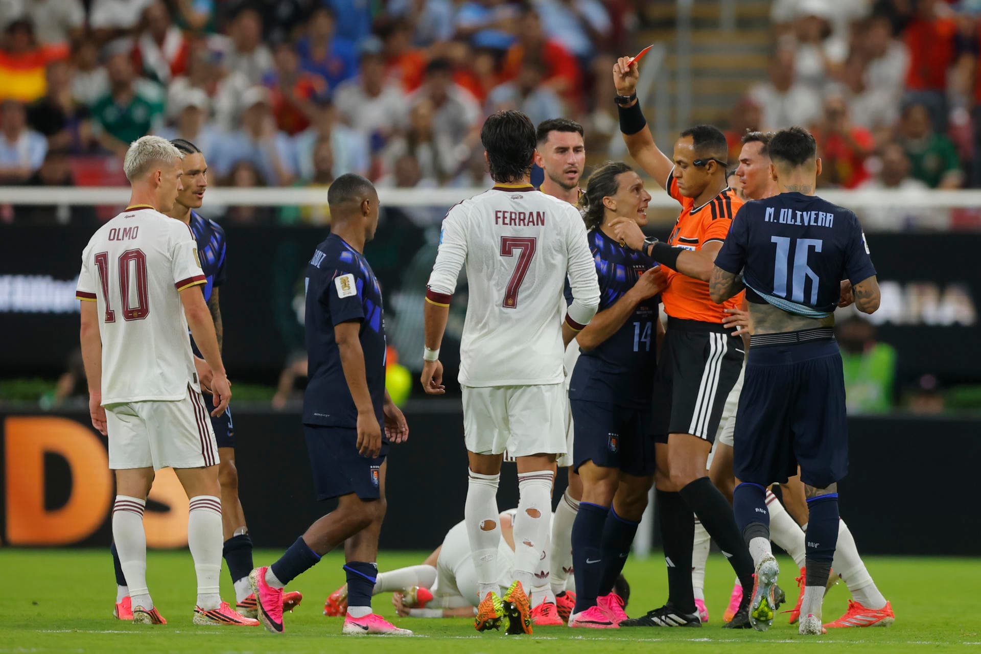 España primera y adiós de Uruguay
