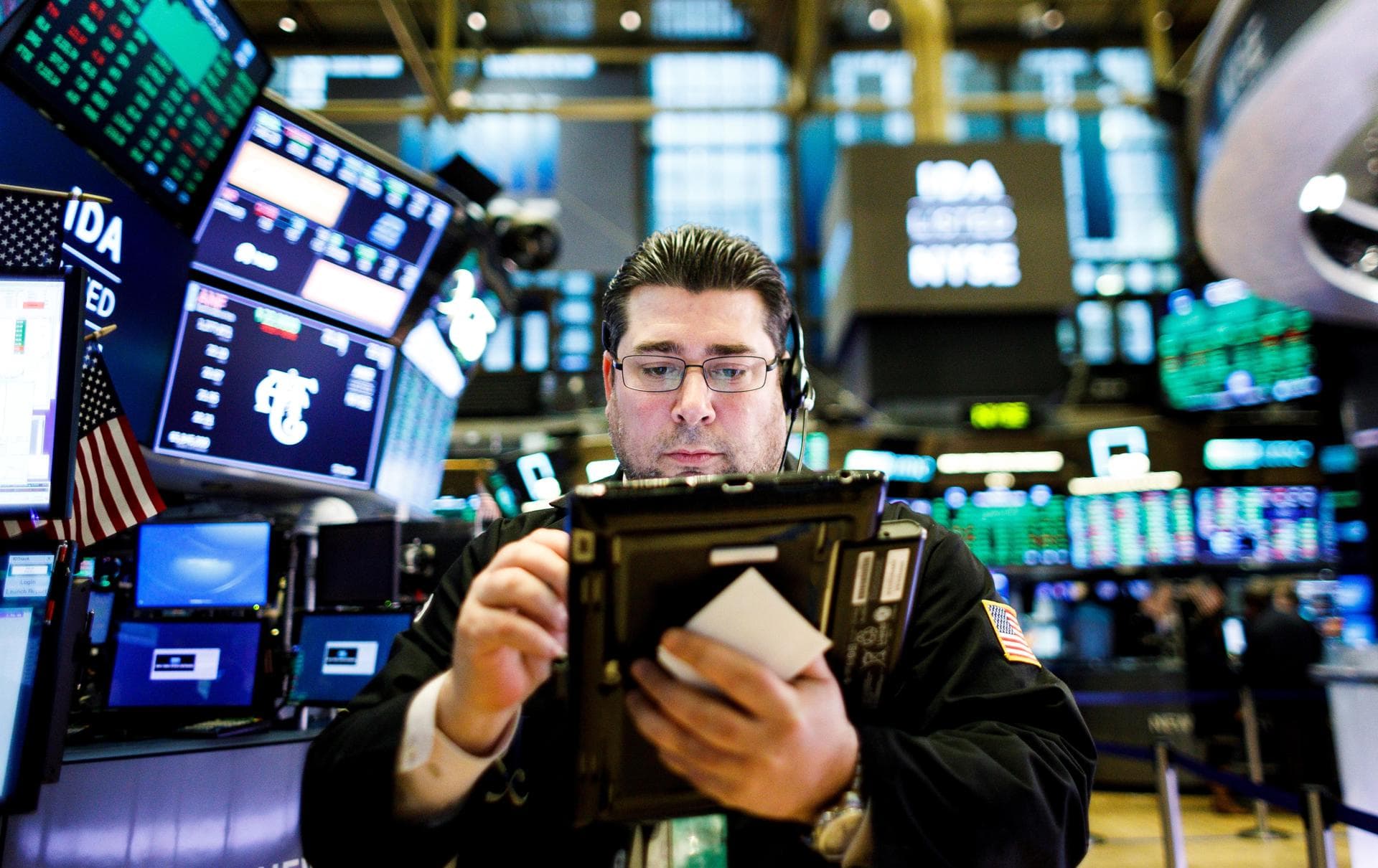 Wall Street termina verde con semana marcada por aranceles