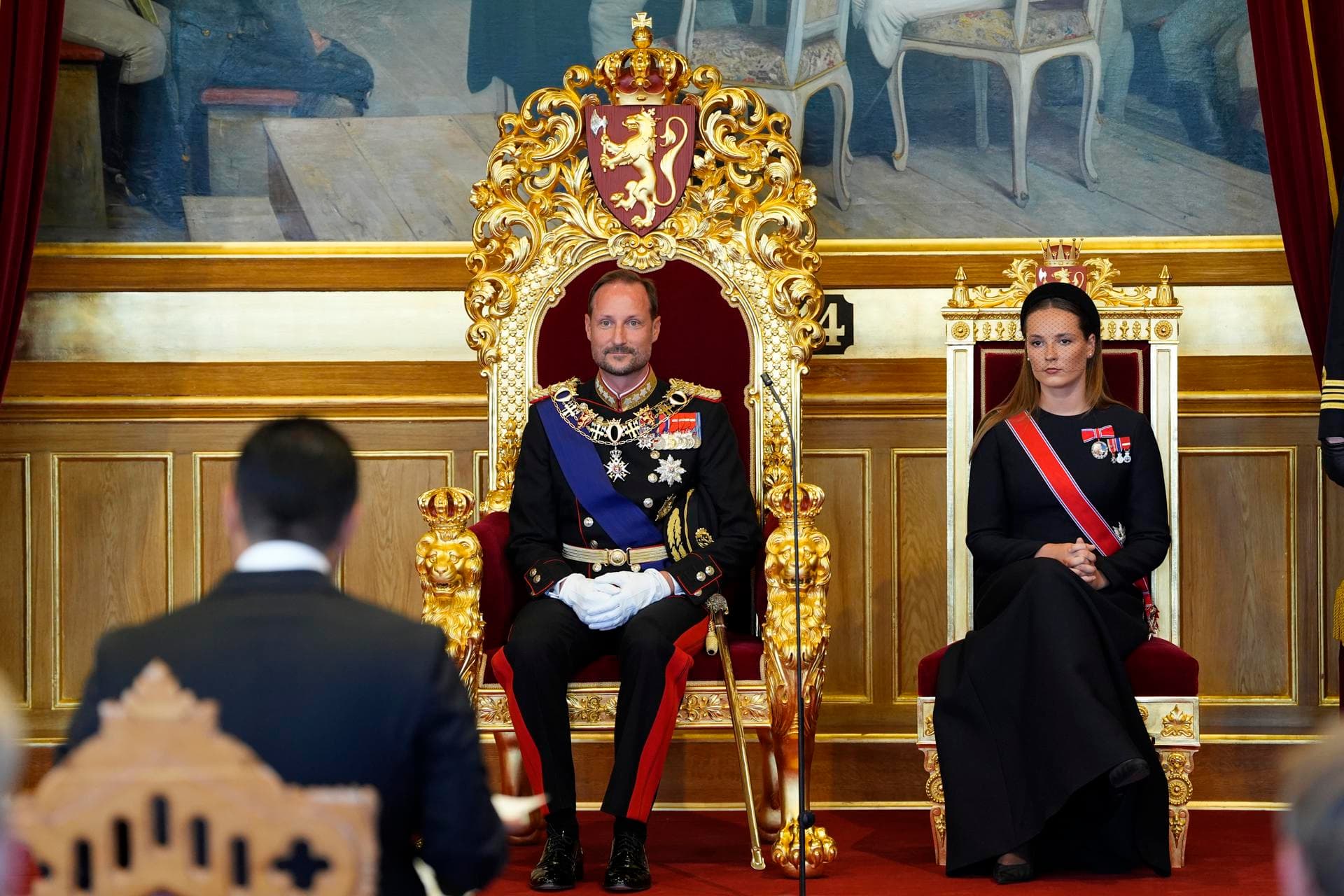 Haakon VIII jura la Constitución y cientos de noruegos desfilan ante féretro de Harald V