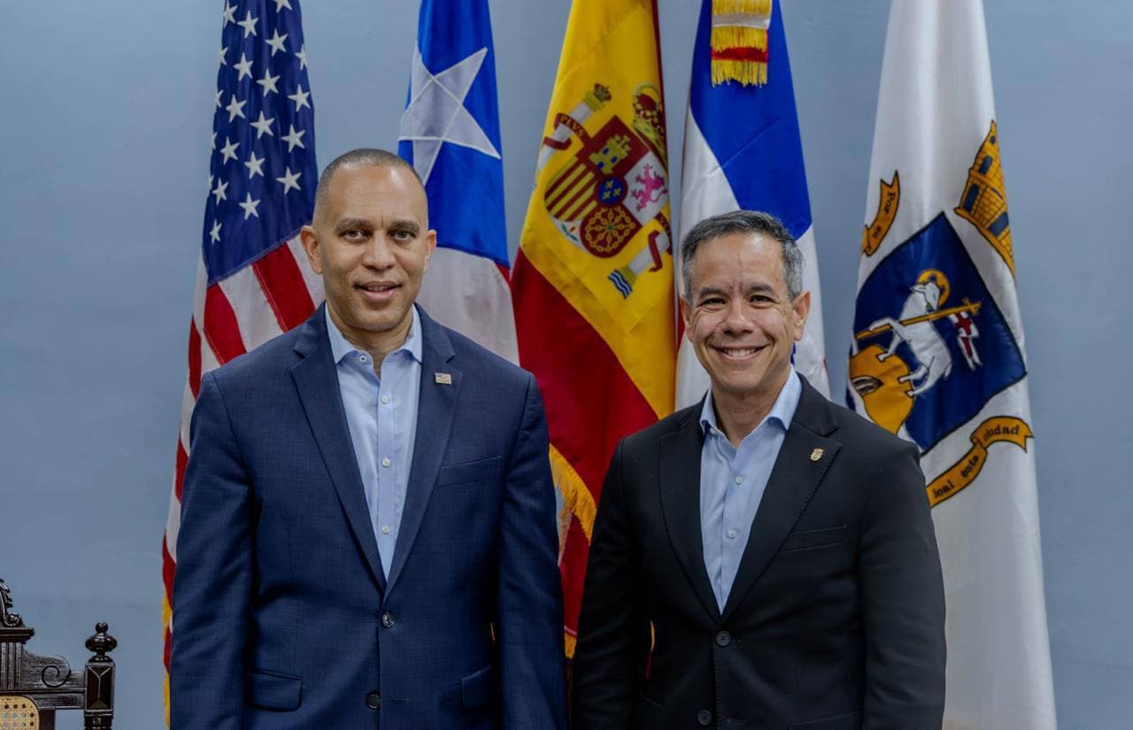 Alcalde de San Juan recibe a líder demócrata Hakeem Jeffries