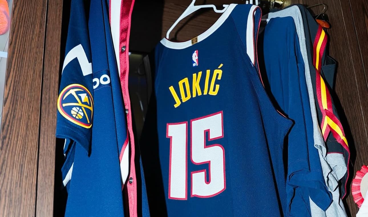 Triple doble de Jokic da la primera victoria a los Nuggets