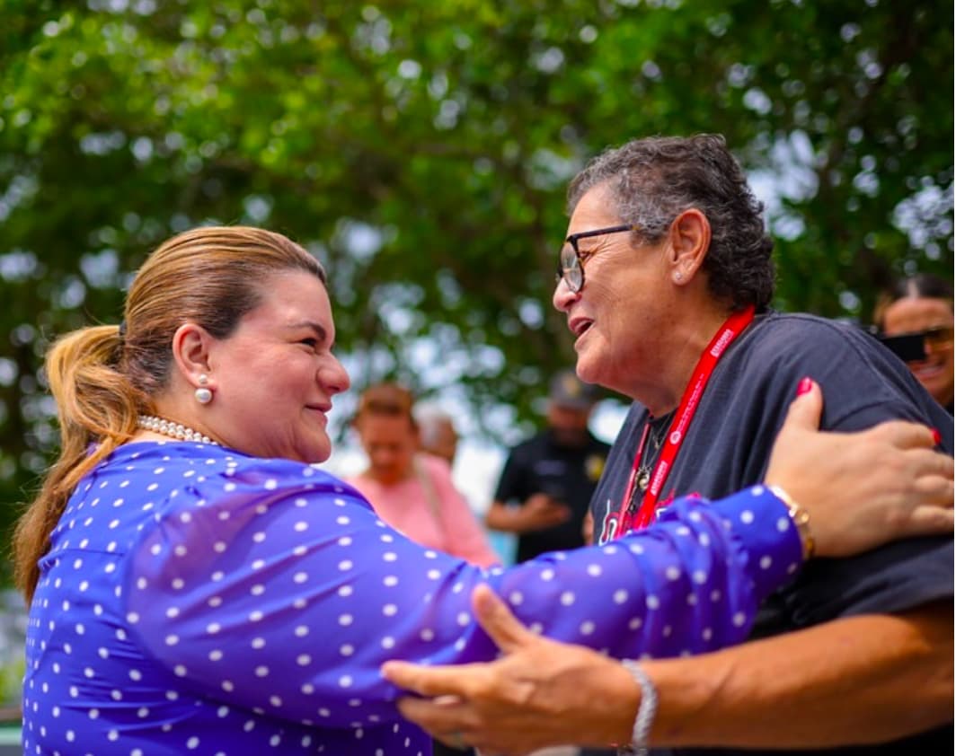 Gobernadora responde a críticas sobre “background checks”